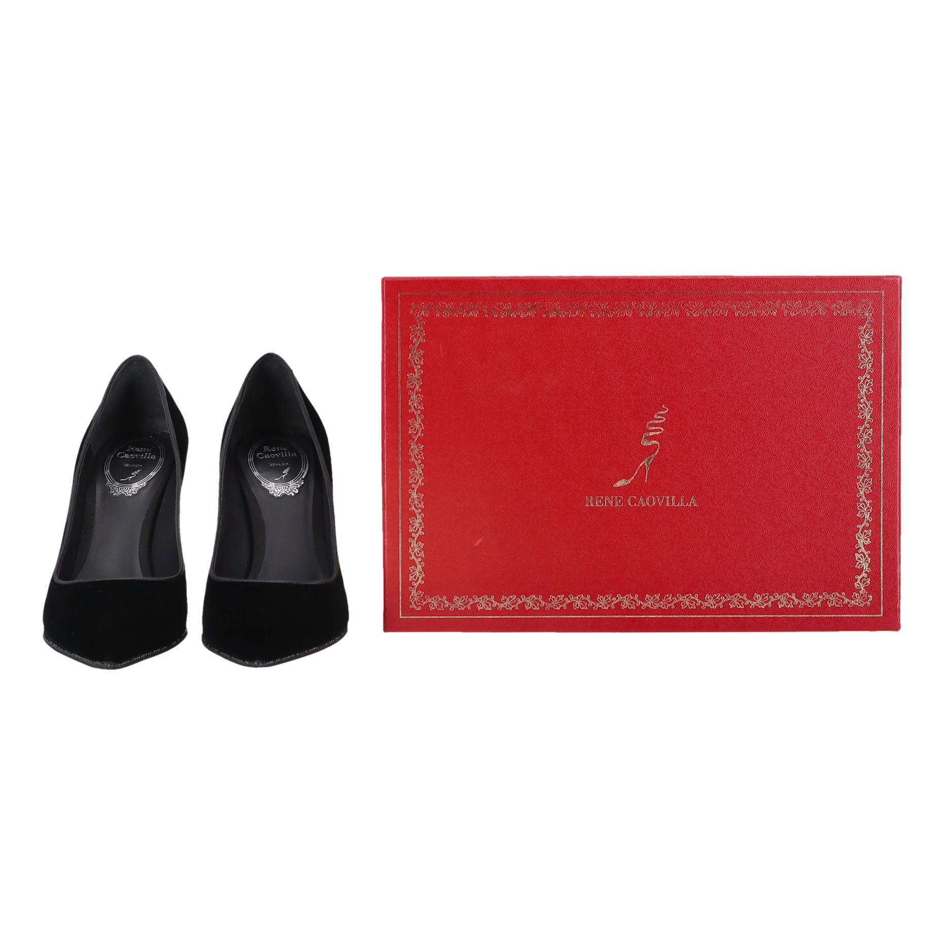 Tacones de terciopelo con adornos de cristal Rene Caovilla

Zapatos de salón negros fabricados en suave terciopelo y adornados con un ribete de cristal negro.

Con ribetes de piel, puntera en punta y tacón de aguja.

Detalladas con suela exterior de