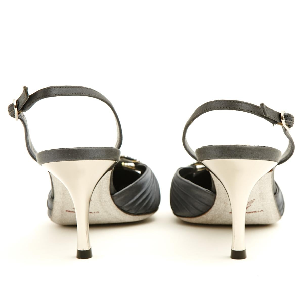 Rene Caovilla Escarpins EU37.5 Grey Satin Slingback Pumps Shoes US7 NIB In New Condition For Sale In PARIS, FR