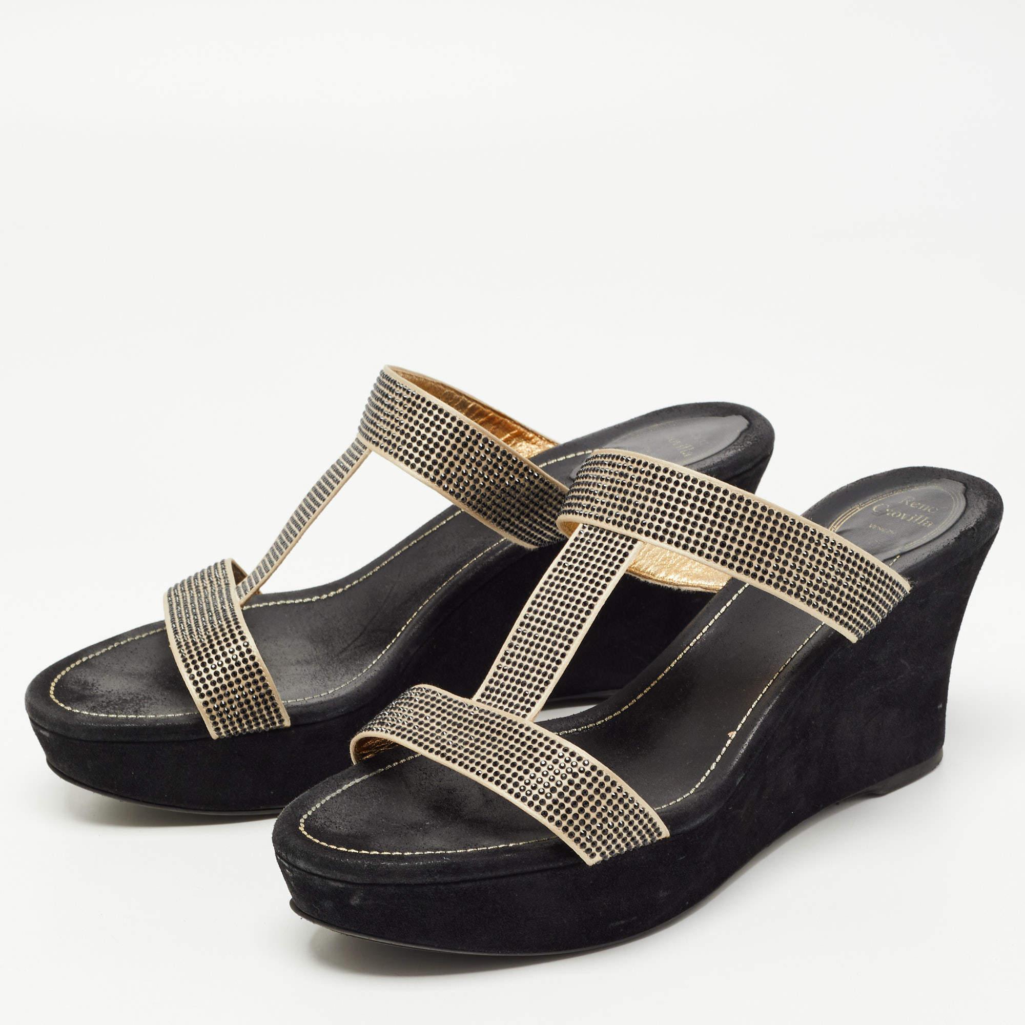 These sandals will offer you both luxury and comfort. Made from quality materials, they come in a versatile shade and are equipped with comfortable insoles.