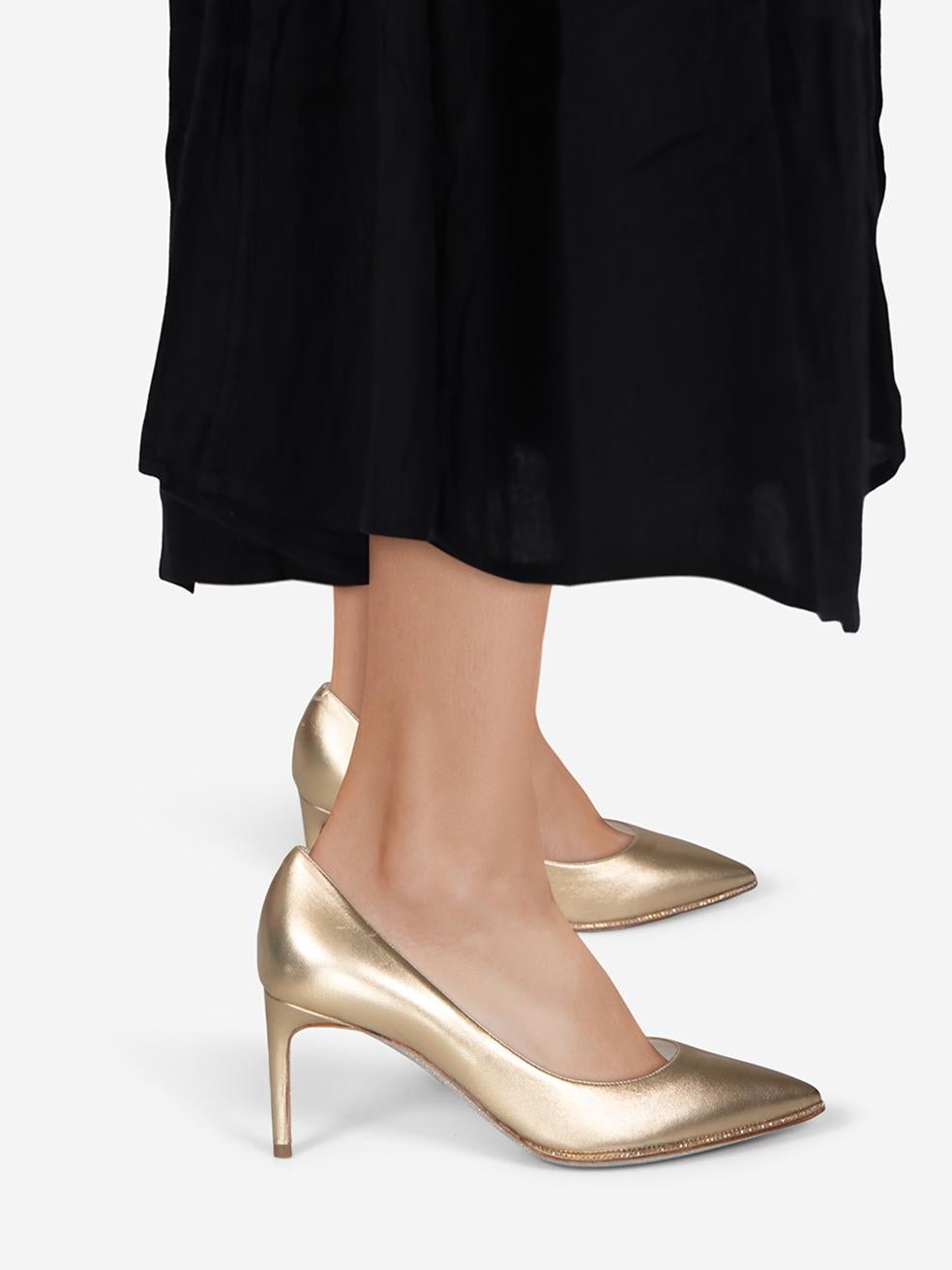 L'ÉTAT est très bon. L'usure des talons est minime. Usure minimale aux talons des deux chaussures et au bout de la chaussure gauche où l'on peut voir de légères abrasions. Il y a une décoloration des deux côtés de la chaussure droite sur le sur cet