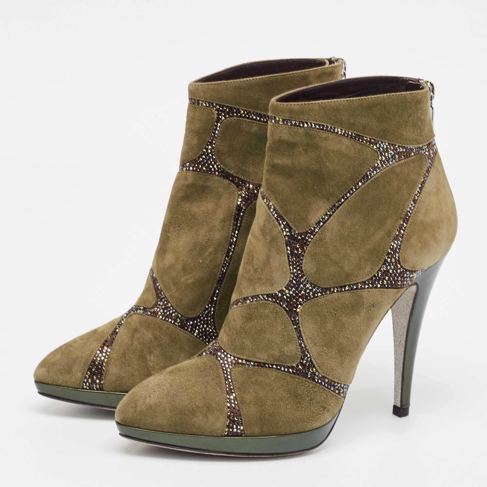 Méticuleusement conçues dans une silhouette élégante, ces bottes sont d'un grand style. Elles sont dotées de semelles intérieures confortables et de semelles extérieures durables pour vous durer toute la vie. Ces bottes sont tout simplement