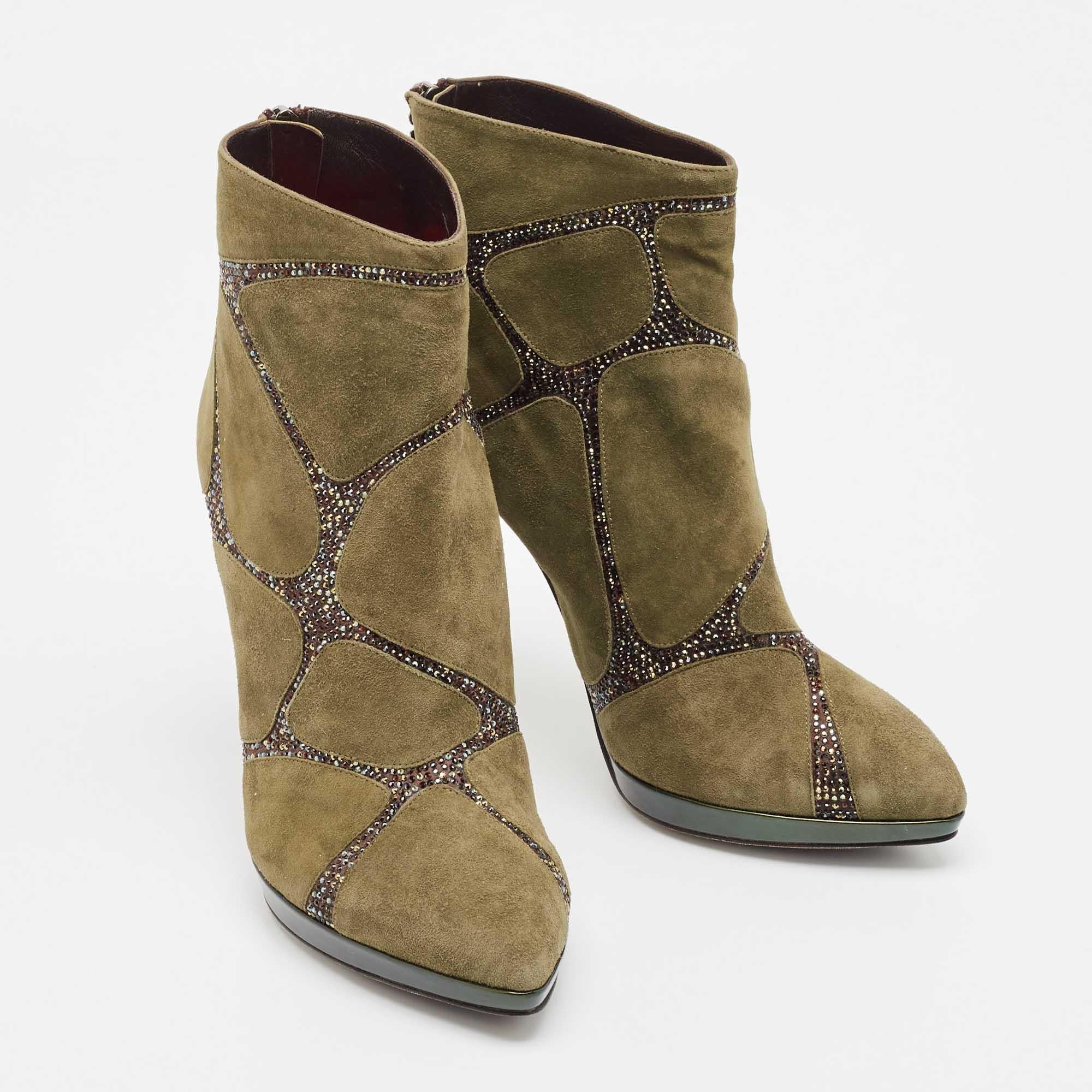 René Caovilla - Bottes en daim vertes Taille 39 Neuf - En vente à Dubai, Al Qouz 2