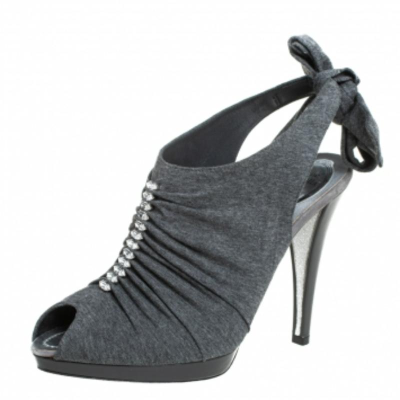 Ces sandales à la mode de René Can peuvent donner un coup de jeune à l'ensemble de votre tenue. Elles sont confectionnées en tissu gris et présentent des détails froncés sur l'empeigne. Les ornements en cristal, les peep toes et les escarpins à