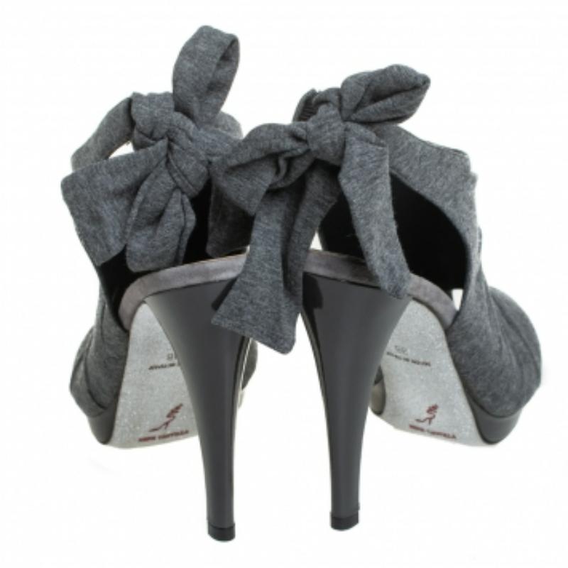 René Caovilla, tissu gris, sandales à bride avec ornements en cristal Taille 38 Bon état - En vente à Dubai, Al Qouz 2