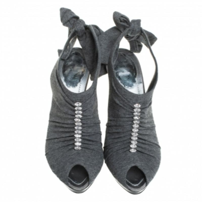 René Caovilla, tissu gris, sandales à bride avec ornements en cristal Taille 38 en vente 2