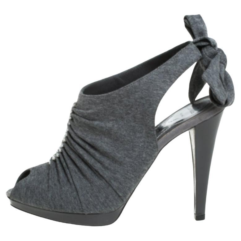 René Caovilla, tissu gris, sandales à bride avec ornements en cristal Taille 38 en vente