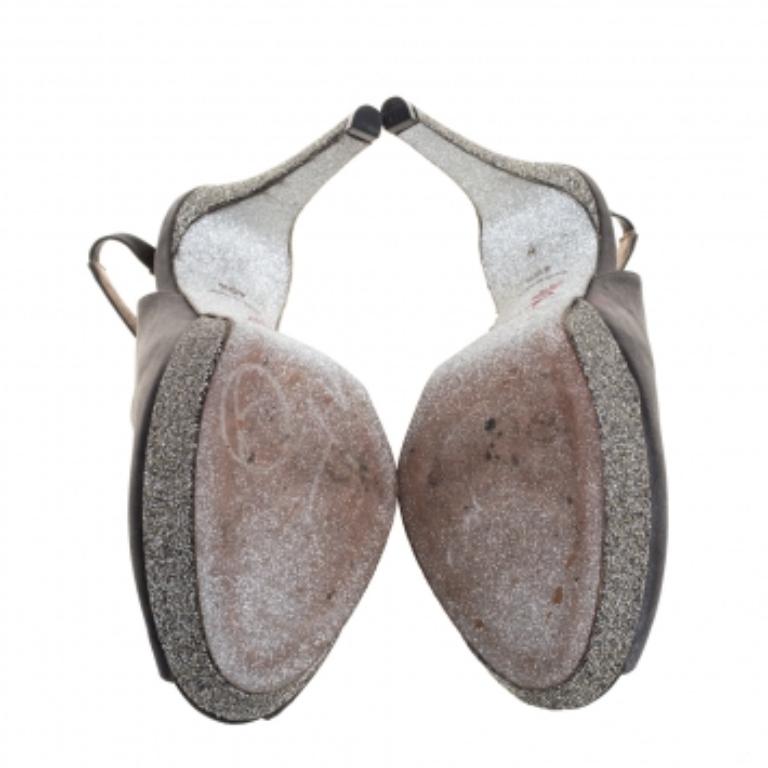 This charming pair of platform sandals from Rene Caovilla looks even better when worn. They have an elegant design made from grey satin. Platforms, 13 cm high heels and buckle slingbacks complete the pair and make them ready to be flaunted!