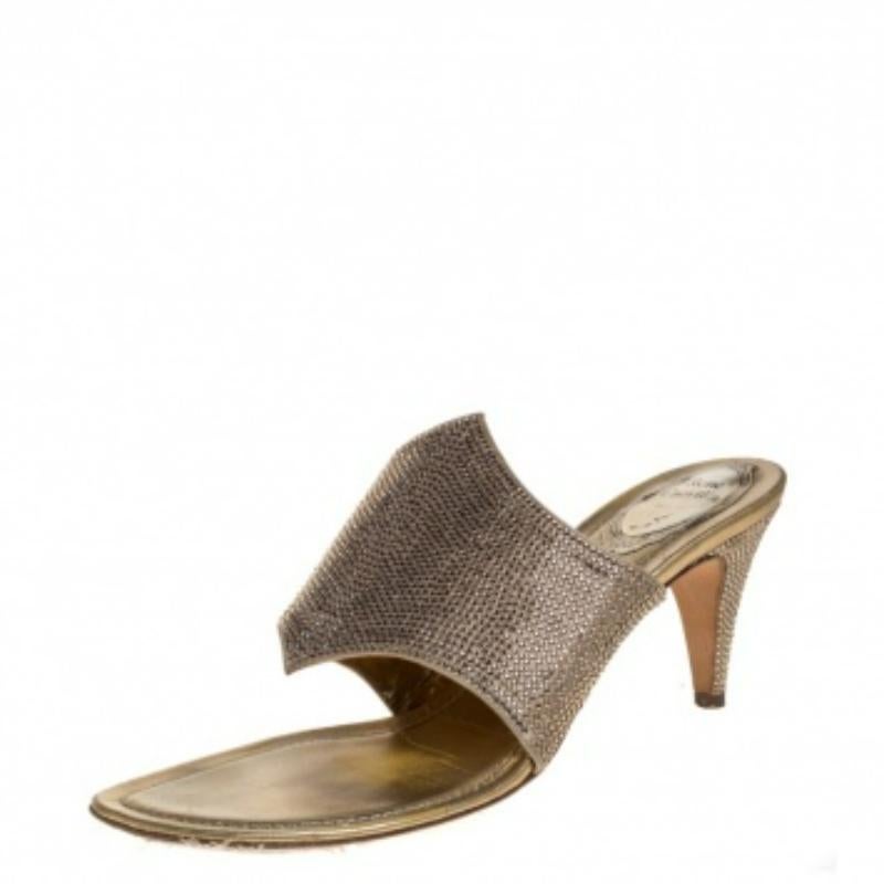 These gorgeous metallic gold Rene Caovilla sandals are crafted from satin and feature an open-toe silhouette. They flaunt exquisite crystal-embellished vamp straps, comfortable insoles, and 7 cm heels that make the pair look amazing. Grab them right