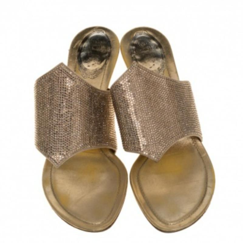 Rene Caovilla Metallic Gold Satin Crystal Embellished Slide Sandals Size 38 In Fair Condition For Sale In Dubai, Al Qouz 2