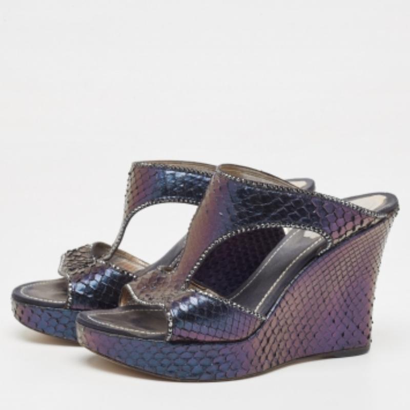 Indossa questi sandali firmati per abbellire qualsiasi outfit. Sono versatili, chic e si possono abbinare facilmente. Realizzati con materiali di qualità, questi sandali sono ben costruiti e duraturi.