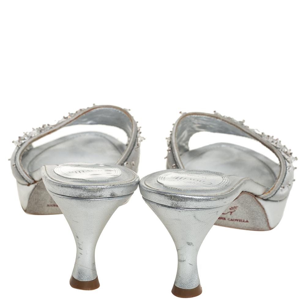 René Caovilla Metallic Silver Satin Crystal Embellished Slide Sandals Size 38 In Good Condition In Dubai, Al Qouz 2
