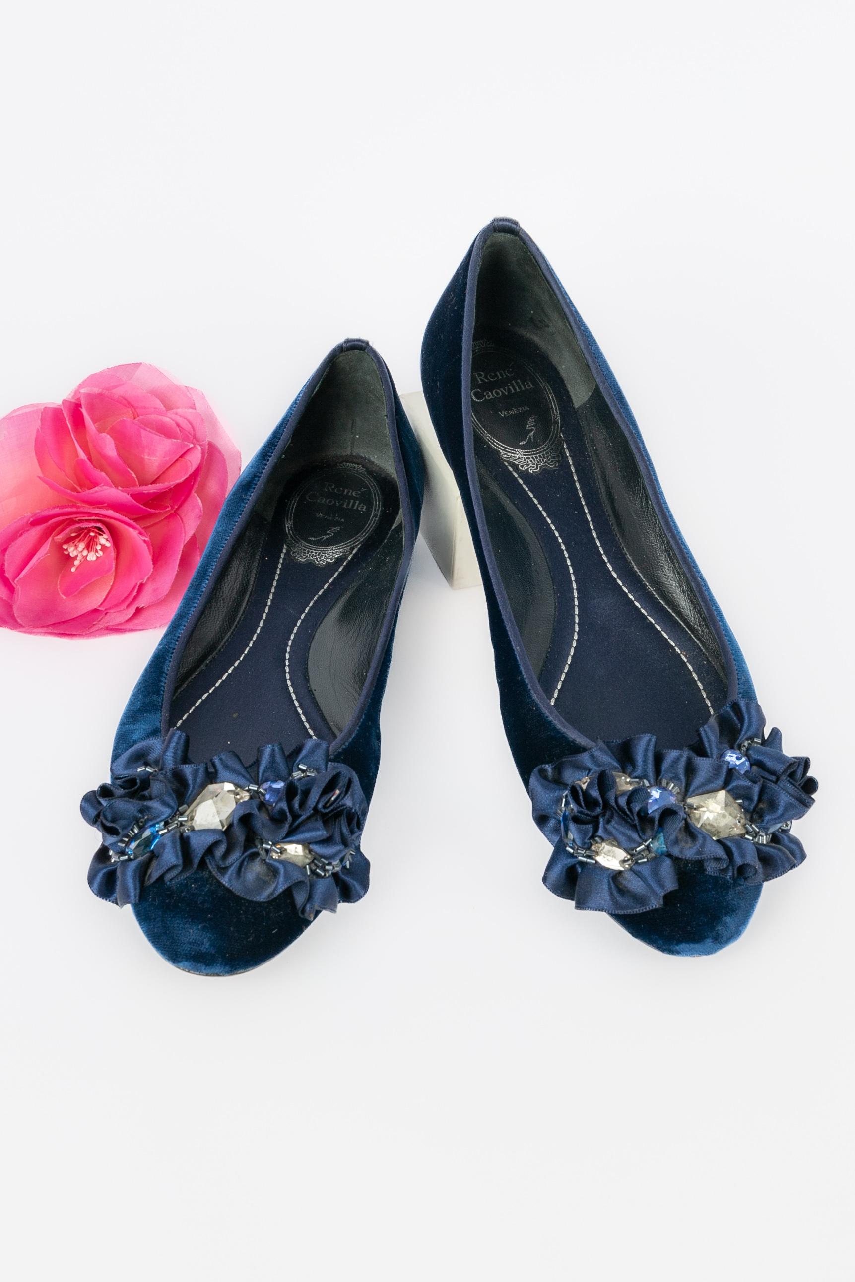 RENE CAOVILLA - (Made in Italy) Blue velvet ballerinas with ribbons and rhinestones.

Condition:
Good condition

Dimensions:
Size 38

SKU:CH99