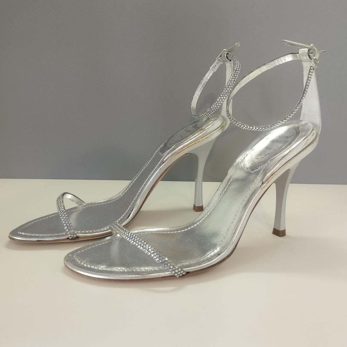 Fantastische René Caovilla Sandalen mit Kristallen
Hohe Sandalen
Angewandte Kristalle
Farbe Silber
Knöchelriemen
Absatzhöhe cm 9 (3,54)  Zoll)
Weltweiter schneller Versand im Preis inbegriffen