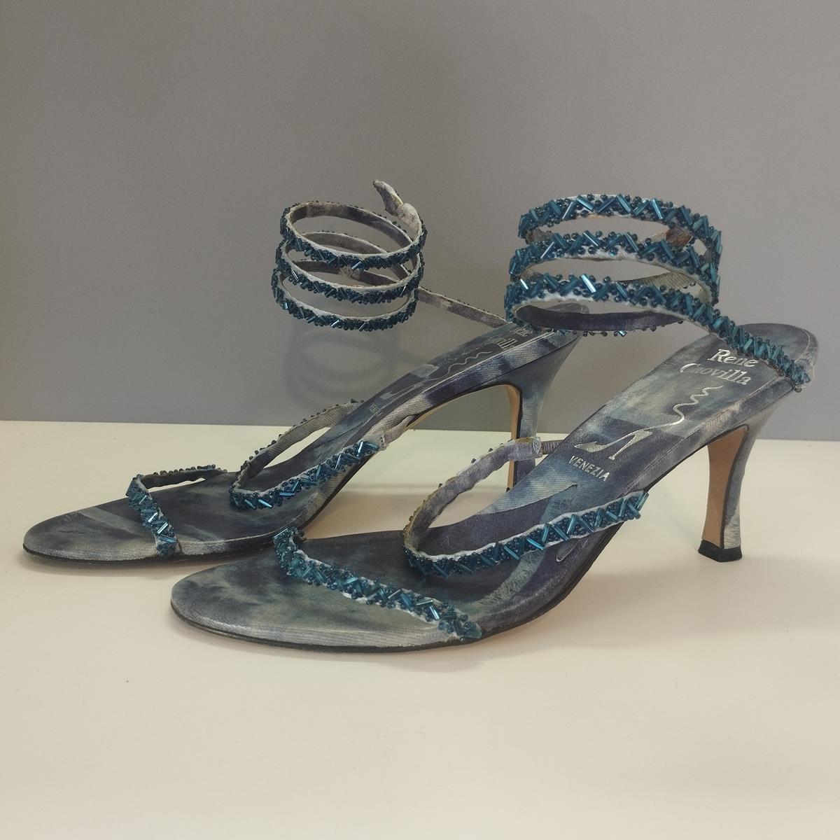 Sandales en cristaux René Caovilla fantastiques
Sandales hautes
Jaisse appliquée
Nappa jawel
Couleur turquoise
Serpent à la cheville
Hauteur du talon cm 7,5 (2,95 inches)
Livraison rapide dans le monde entier incluse dans le prix