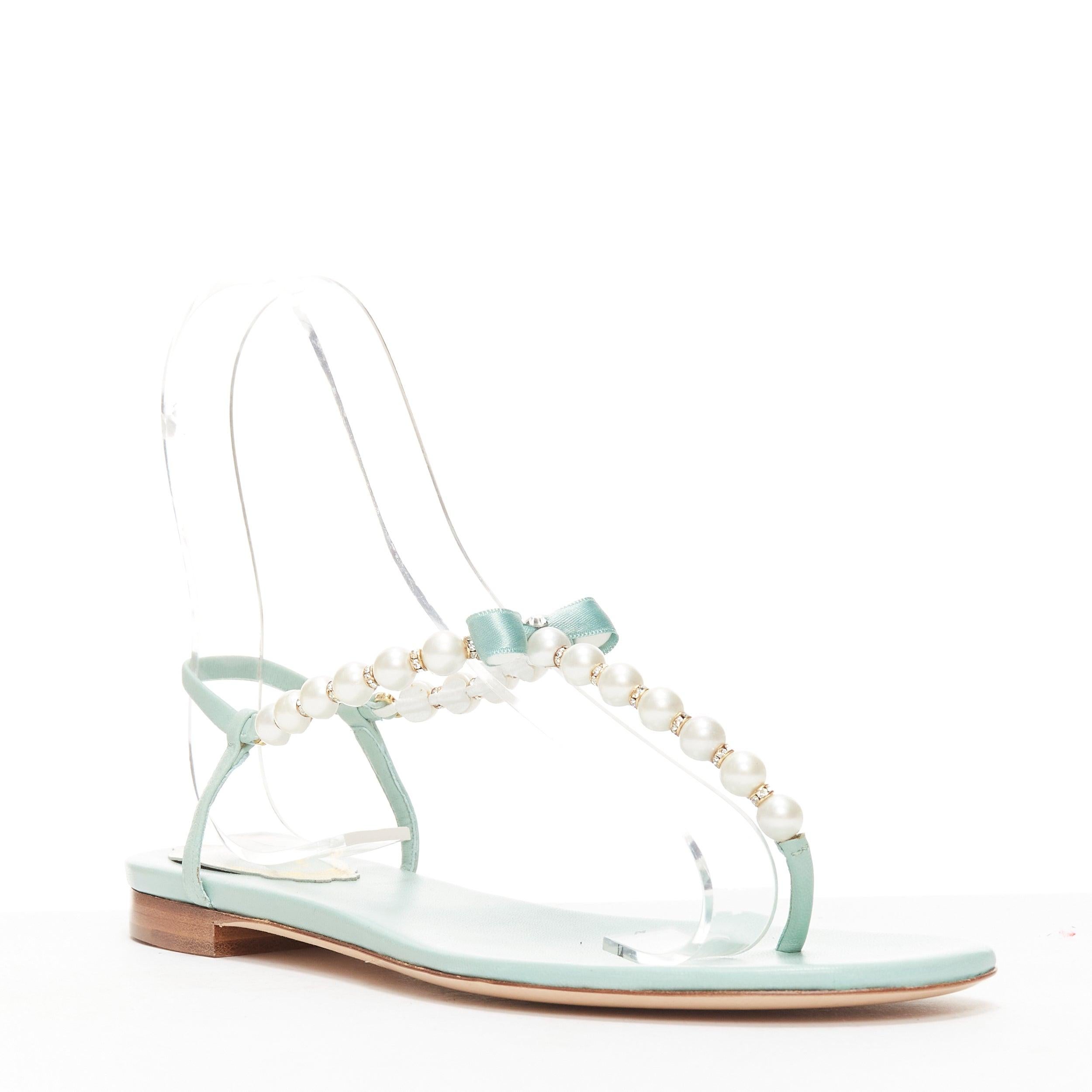 RENE CAOVILLA teal leather bow crystal pearl tstrap flat sandals EU37
Reference: KYCG/A00050
Brand: Rene Caovilla
Material: Leather, Faux Pearl, Fabric
Color: Green, Pearl
Pattern: Solid
Closure: Elasticated
Lining: Green Leather
Extra Details: