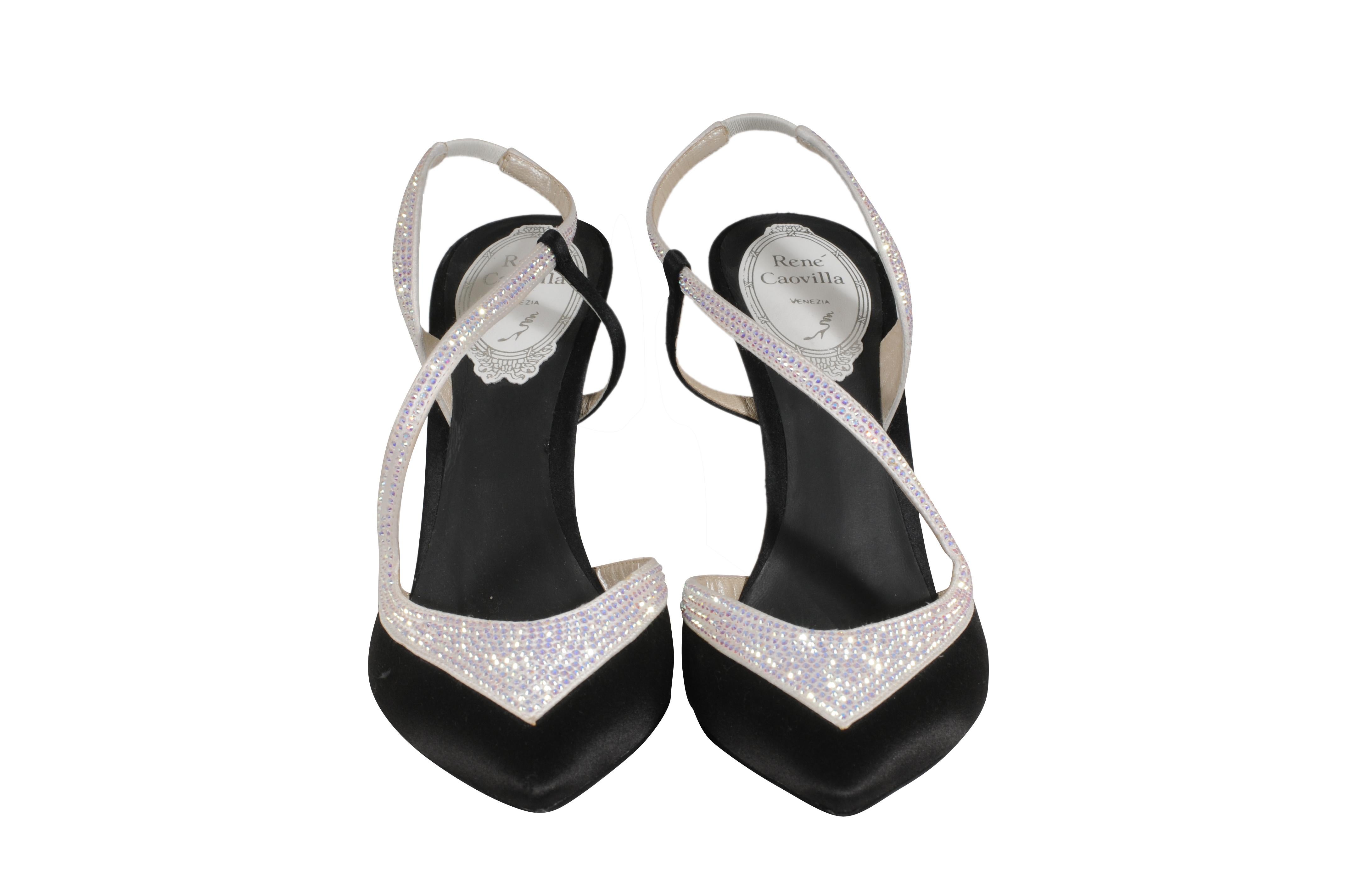 - Esterno nero e cristallo

- Contrassegnato dalla taglia 37

- Nessuna scatola



Condizioni: 

I tacchi sono in ottime condizioni e non presentano imperfezioni di rilievo. 



Misure: (approssimativamente in pollici) 

Soletta: 9.25

Suola: 9.75