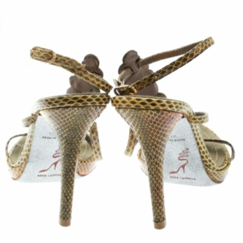 Beige René Caovilla Sandali Strappy impreziositi da cristalli in pitone giallo misura 37,5 in vendita