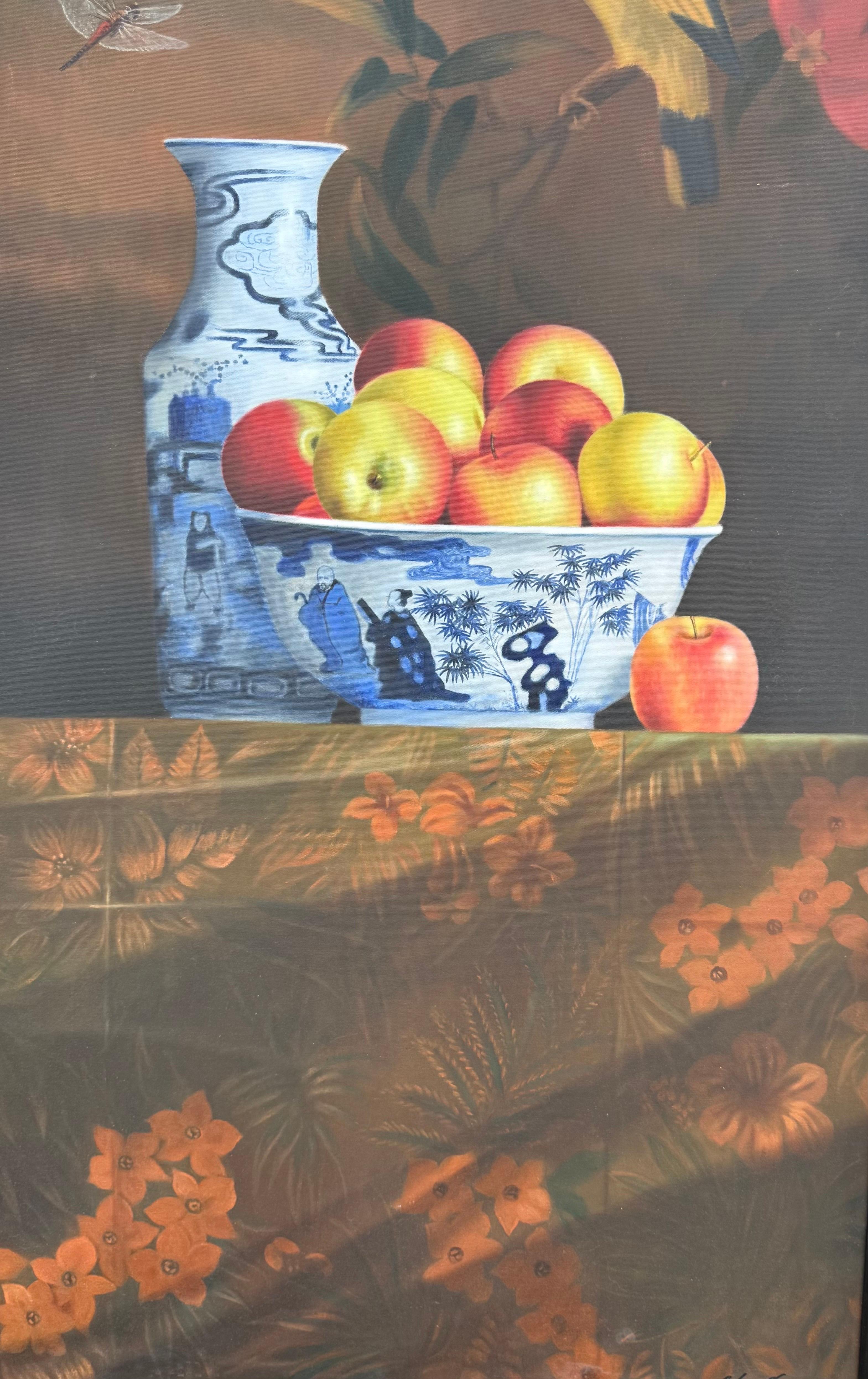 Monumental pintura hiperrealista de bodegón de manzanas
Firmado a mano
Óleo sobre lienzo
Lienzo de 72 X 36,5.  76,5 X 41 pulgadas enmarcado

Foto Realista Bodegón Pintura De Manzanas, Libélula, Pájaro, con piezas de Cerámica Porcelana China o