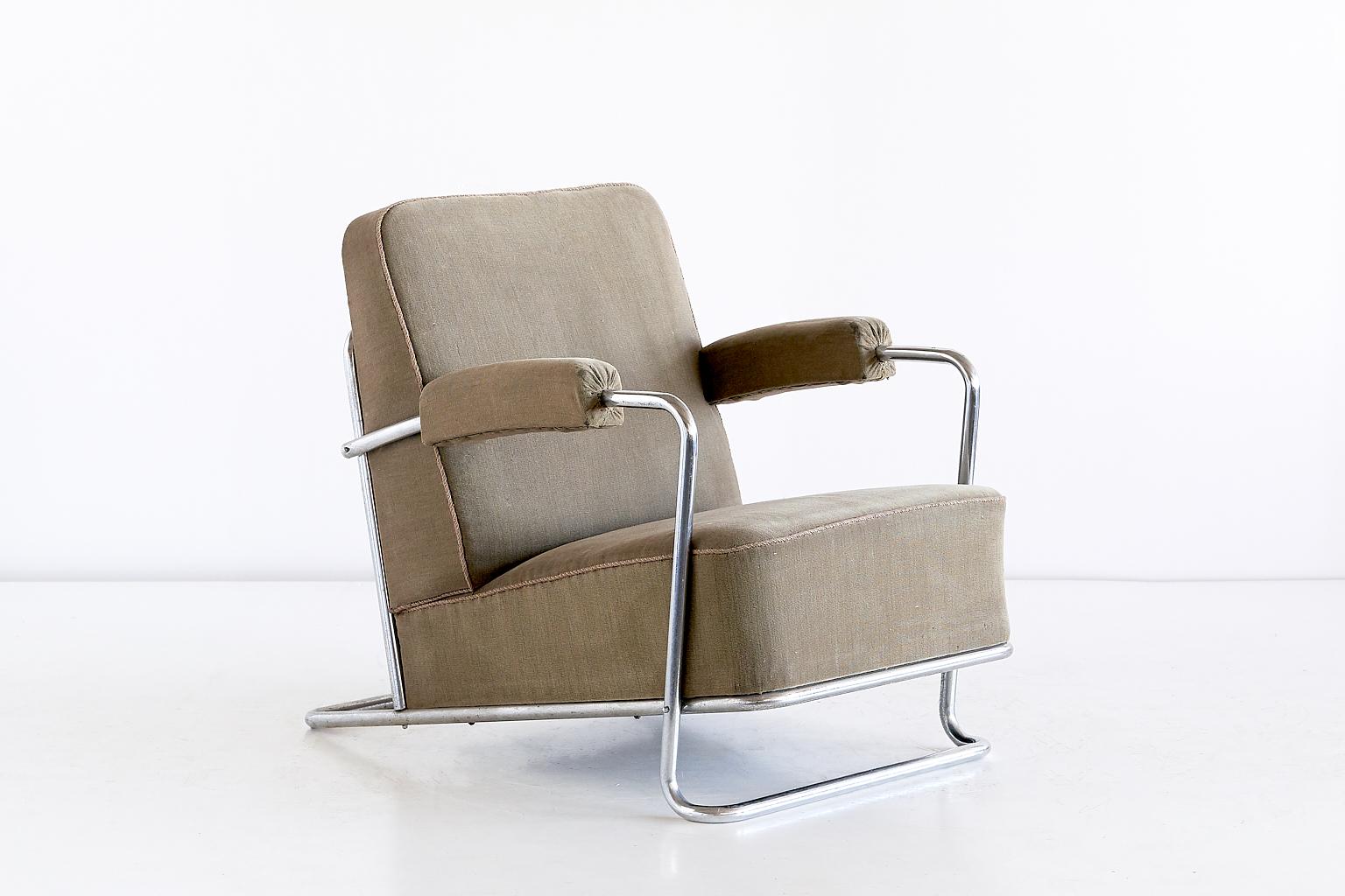 This rare, well-documented lounge chair was designed by the French designer René Coquery and produced by Thonet in 1929-1930. The tilted frame is made of bent, welded and chromed tubular steel. The very comfortable deep sprung-upholstered seat and