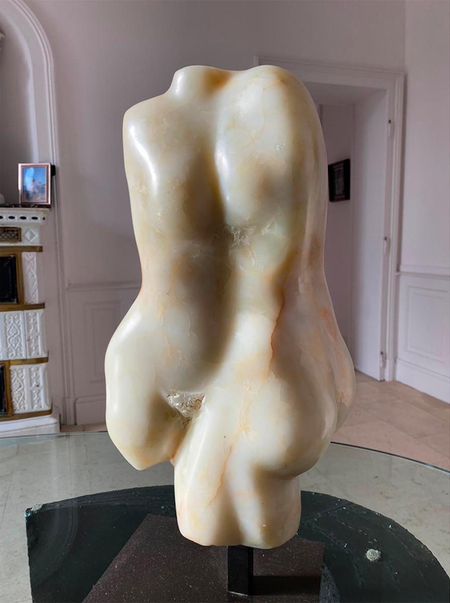 René Coutelle stammt aus einer Dynastie von Steinmetzen. Bei der Wahl seiner Materialien ist er sehr wählerisch: Marmor, Onyx, Serpentin, Alabaster und Granit, aber auch Holz, Eiche, Nussbaum und exotische Hölzer wie Rosenholz oder Ebenholz. Wie
