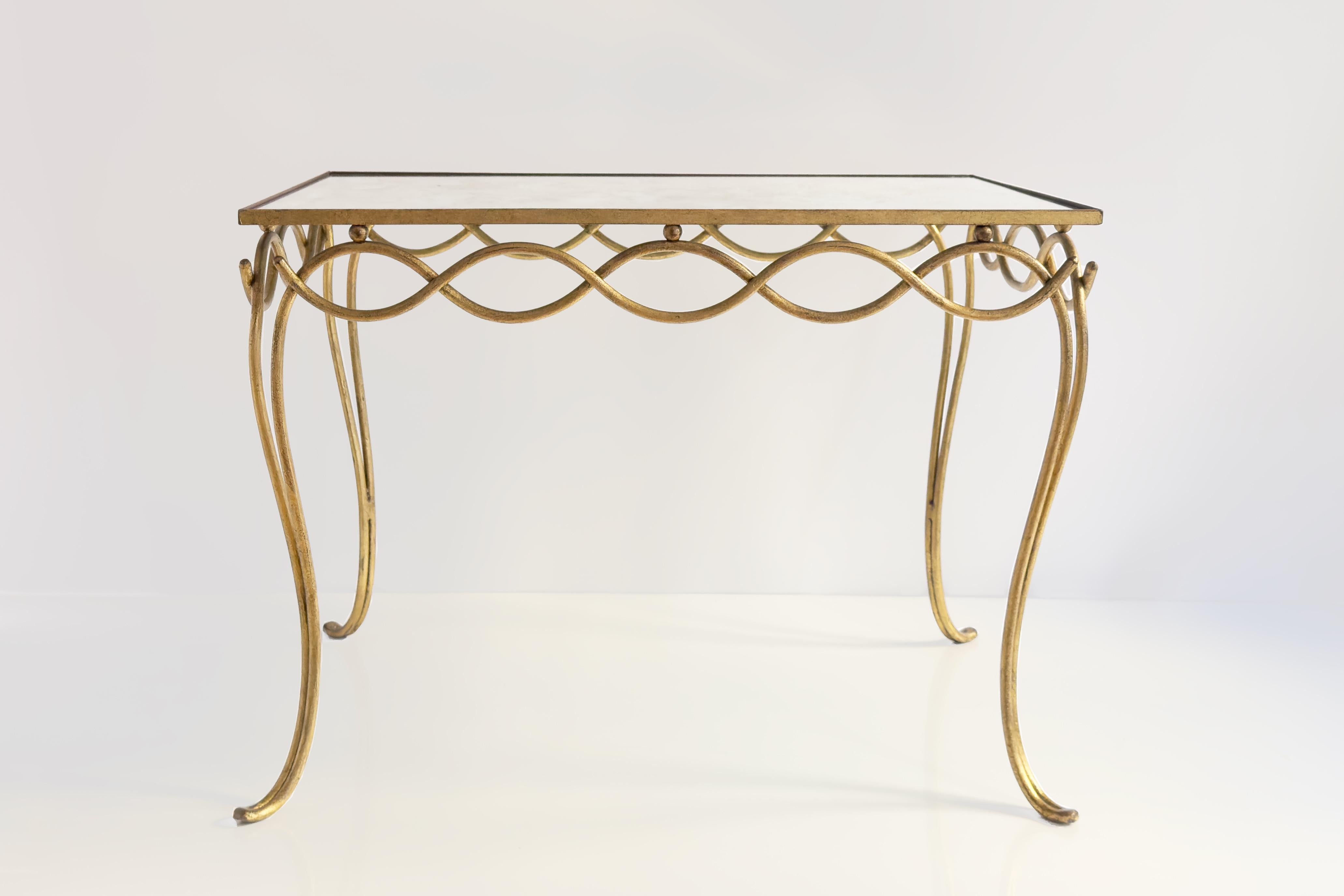 This exquisite coffee table by René Drouet showcases the designer’s refined artistry and attention to detail. Crafted from gilded metal, the table features a rectangular eglomized mirror top, enhancing its elegance with a subtly reflective surface.