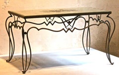 Table basse française des années 1940 en fer forgé et plateau en miroir églomisé de René Drouet