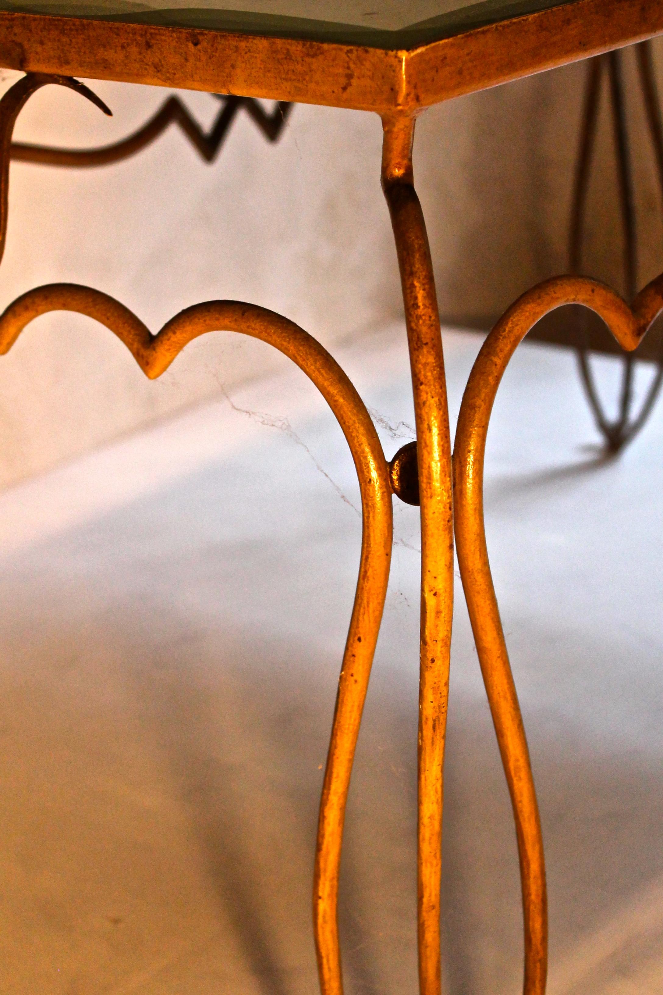 Table basse française des années 1940 en fer forgé et plateau en miroir églomisé de René Drouet en vente 1