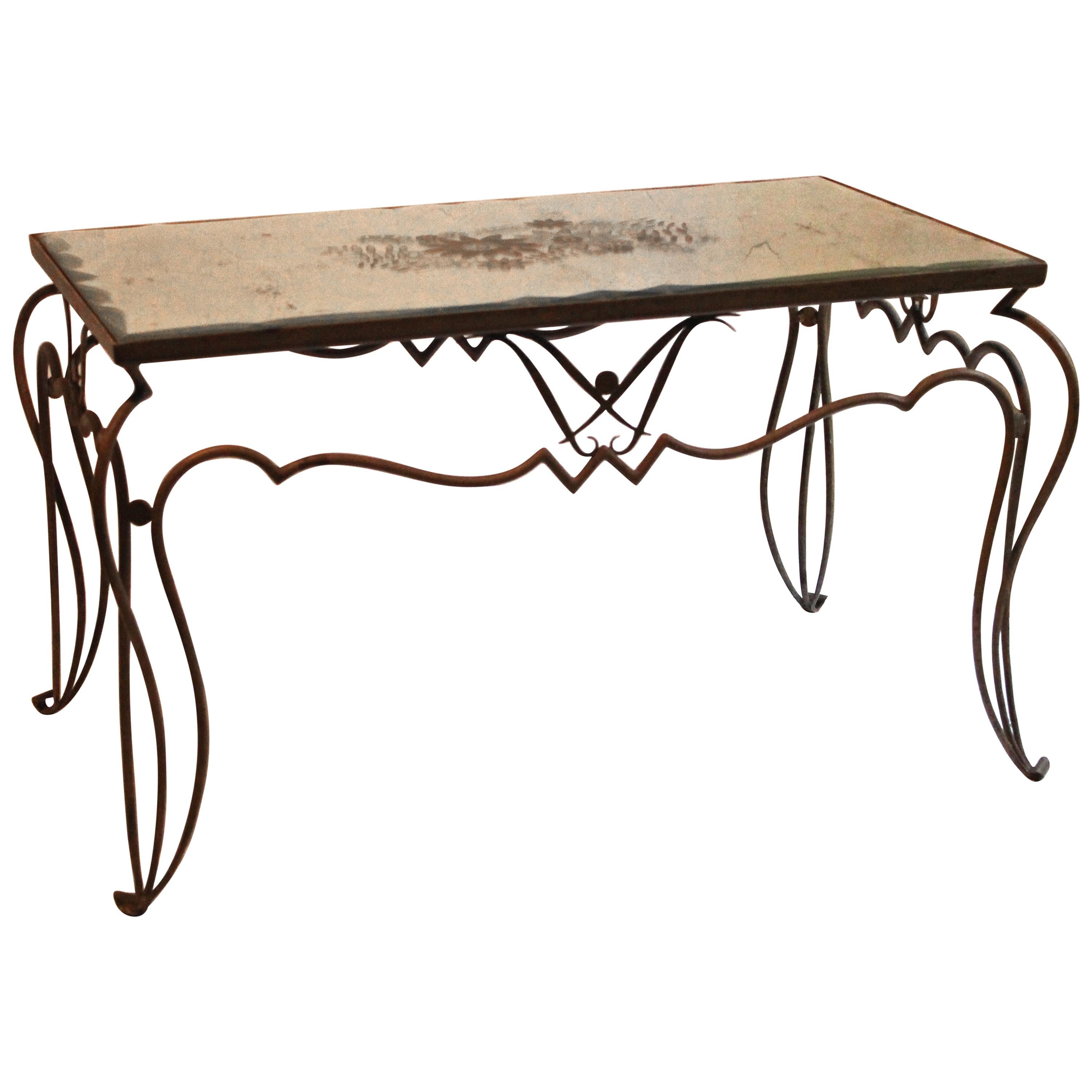 Table basse française des années 1940 en fer forgé et plateau en miroir églomisé de René Drouet en vente