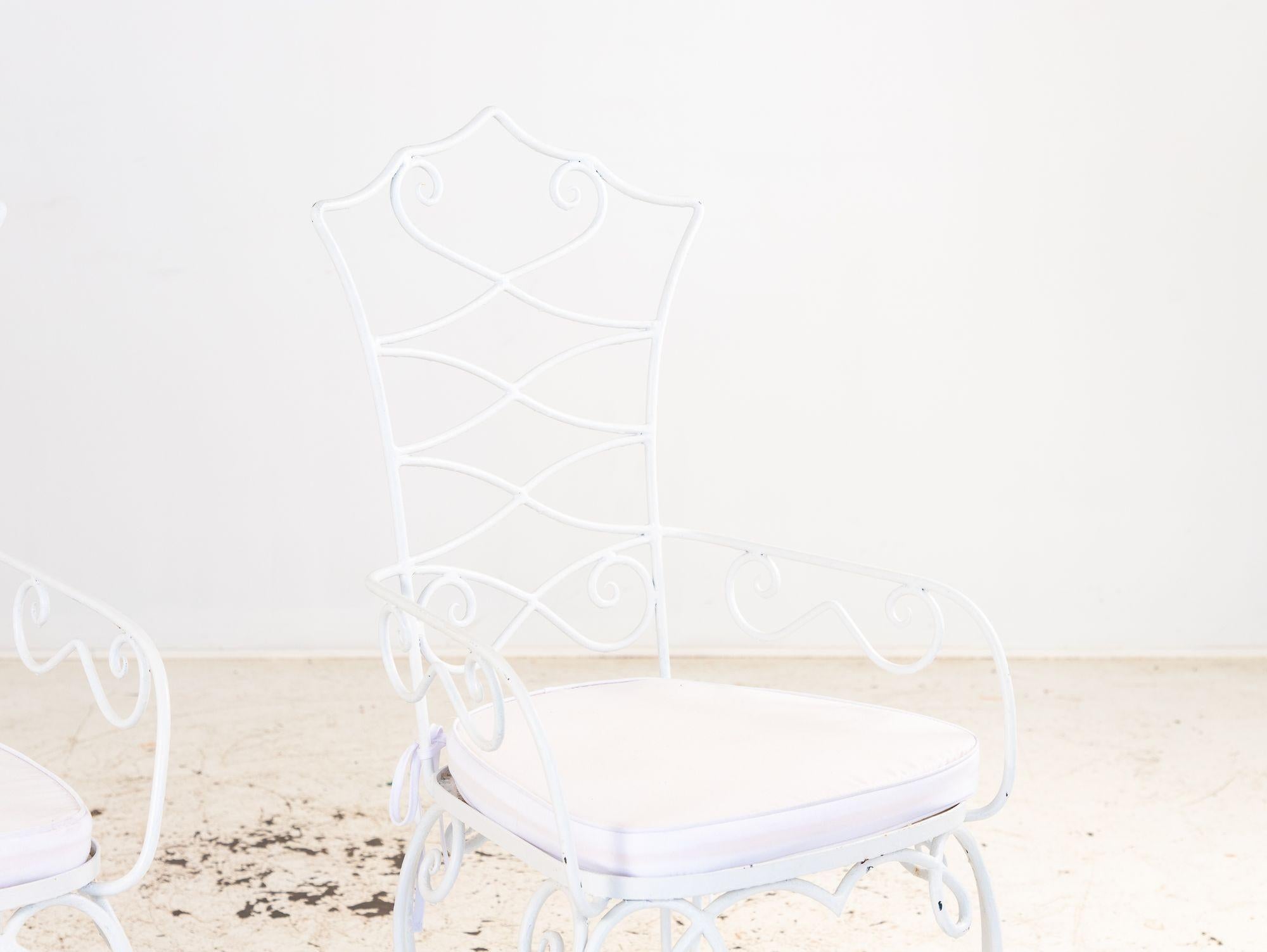 Questa singola e affascinante sedia francese da bistrot di Rene Drouet emana un mix perfetto di eleganza e fascino del tempo. Queste sedie classiche, progettate a metà del XX secolo dal famoso designer francese Rene Drouet, donano un tocco di stile