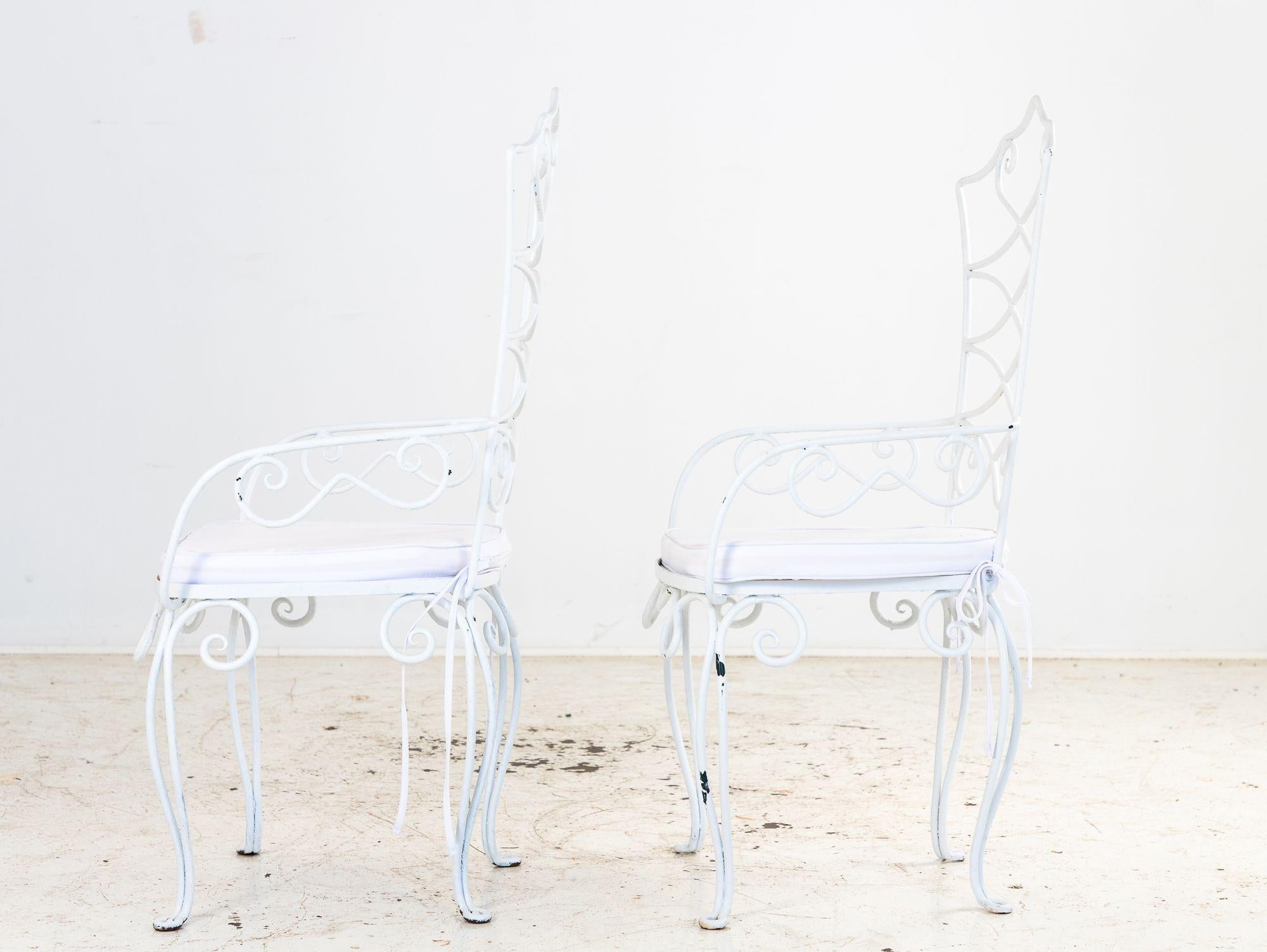 Questa affascinante coppia di sedie francesi da bistrot di Rene Drouet emana un mix perfetto di eleganza e fascino del tempo. Queste sedie classiche, progettate a metà del XX secolo dal famoso designer francese Rene Drouet, donano un tocco di stile
