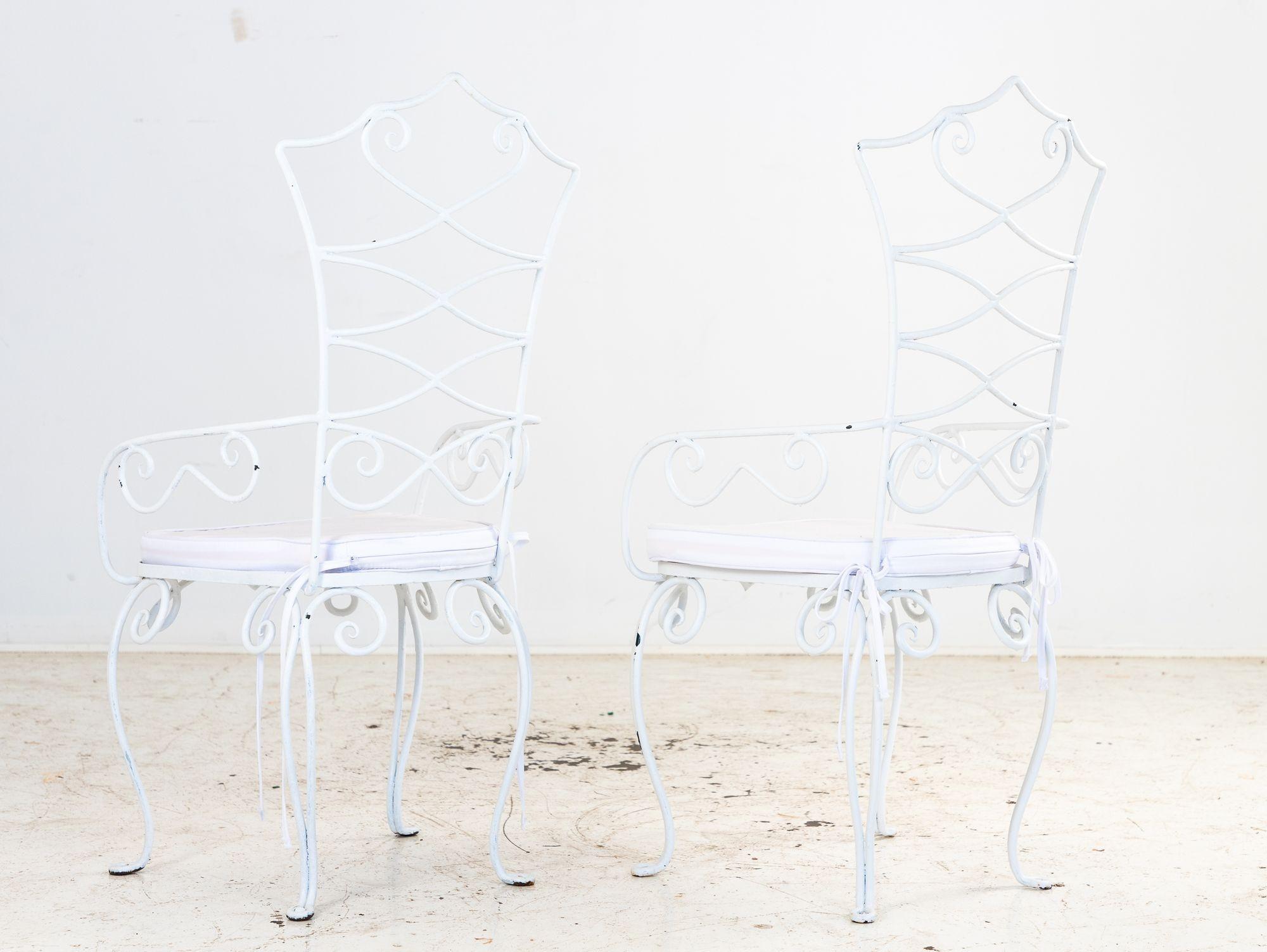 Questa affascinante coppia di sedie francesi da bistrot di Rene Drouet emana un mix perfetto di eleganza e fascino del tempo. Queste sedie classiche, progettate a metà del XX secolo dal famoso designer francese Rene Drouet, donano un tocco di stile