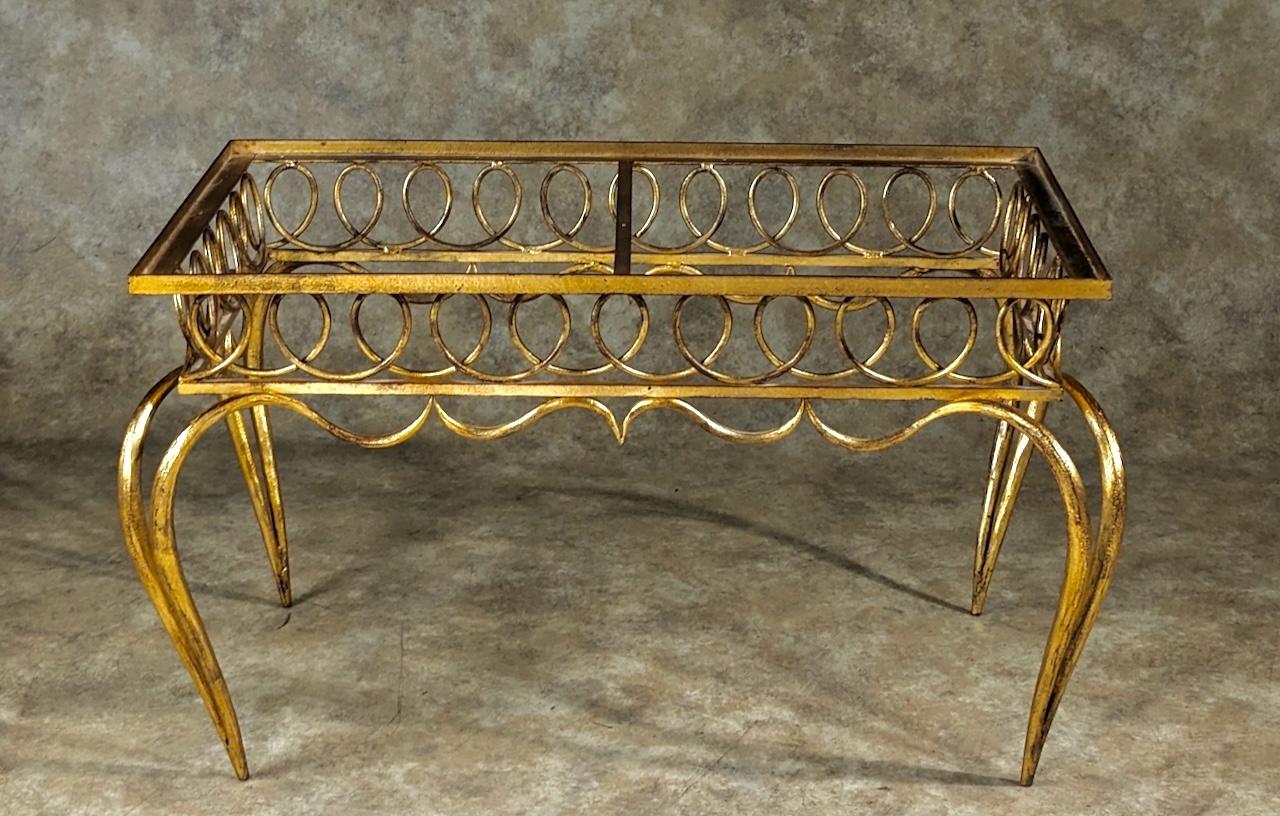 Table basse des années 40 par René Drouet, fin des années 40, en fer forgé doré. 30,5