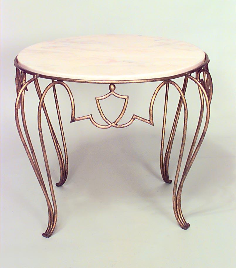 Table basse ronde des années 1940 en métal doré avec un design ouvert en forme de rouleau et un plateau en marbre blanc. (Attribué à RENE DROUET)
