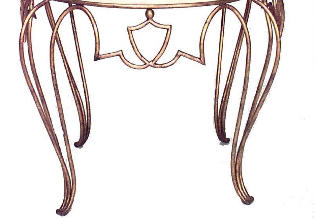Français Table basse ronde française Rene Drouet en métal doré et marbre en vente