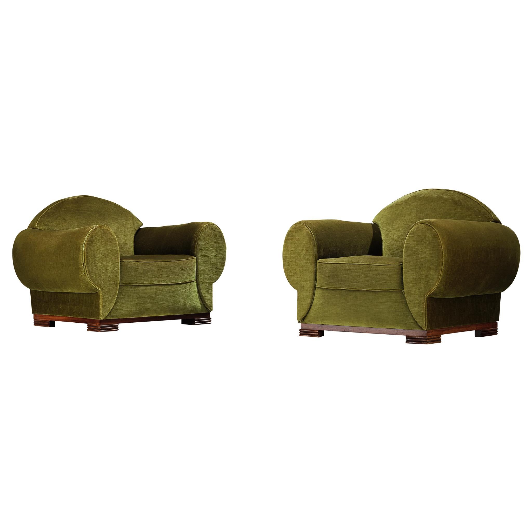 Paire de chaises longues en velours côtelé vert olive et noyer de René Drouet