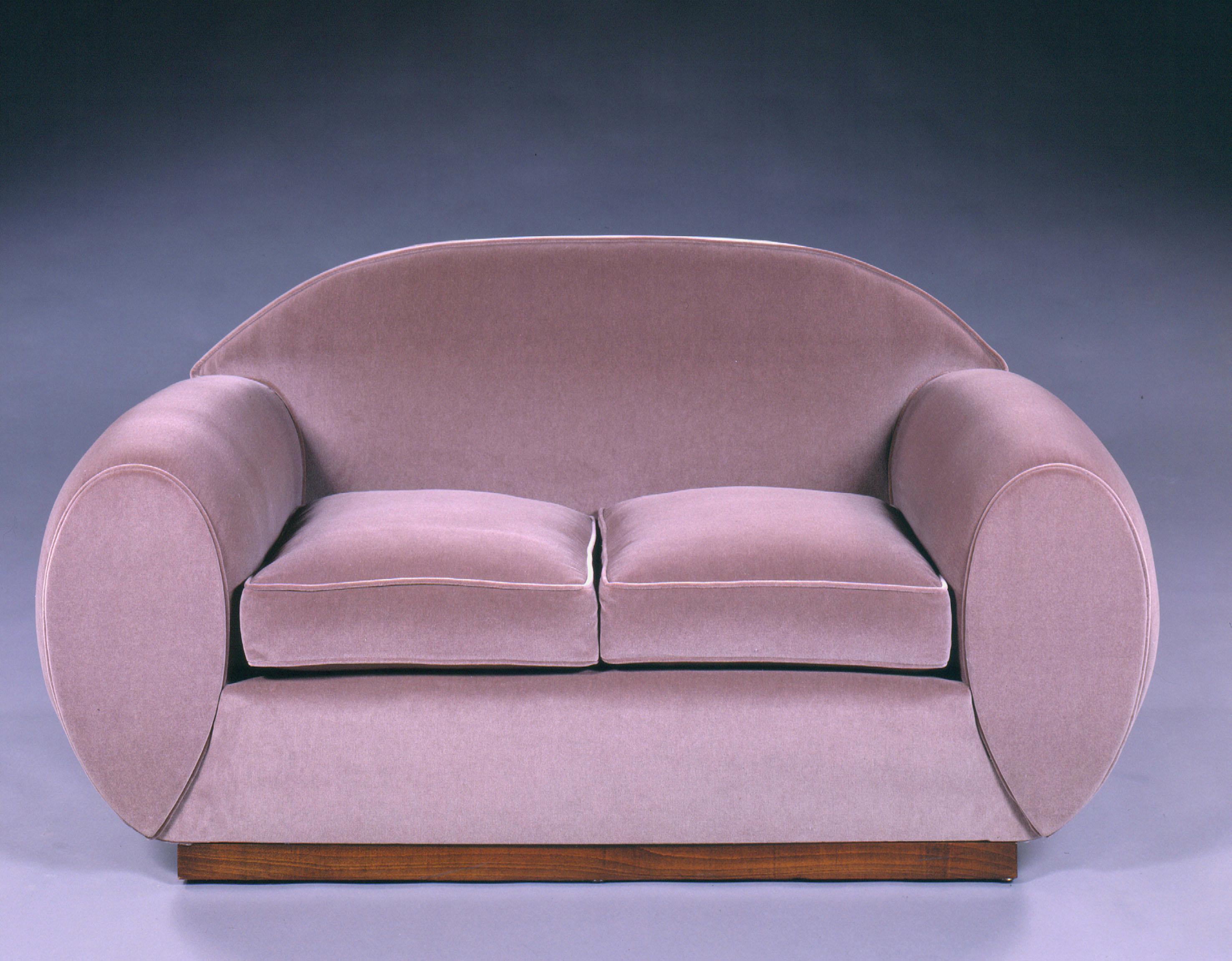 Two-seat sofa in velvet. 
Rectangular, rounded back and arms.