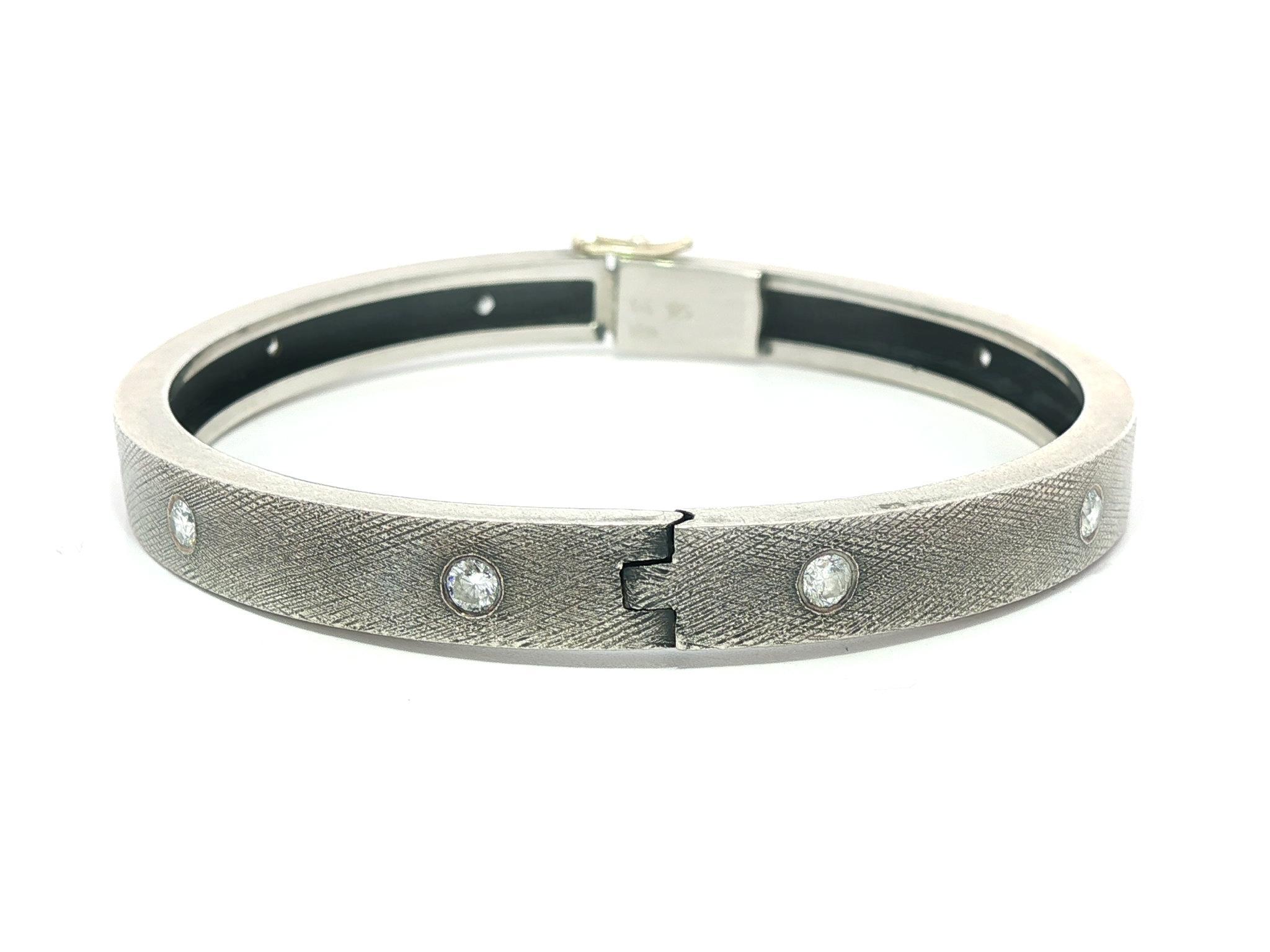 --Pietre: --
(10) Diamanti naturali autentici - taglio rotondo brillante - incastonati a brunire - bei diamanti bianchi brillanti - 0,60 ctw (circa)

Materiale: Argento massiccio con oro rosa 18 carati
Peso: 22,54 grammi
Tipo: Bracciale Bangle con