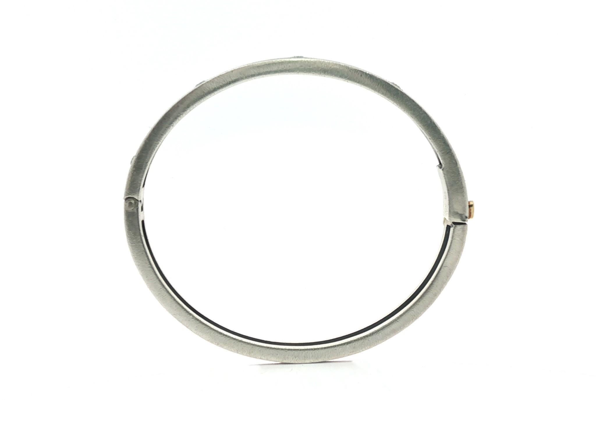 Bracciale a cerniera Florentine in argento e oro brunito con diamanti di Rene Escobar in vendita 2