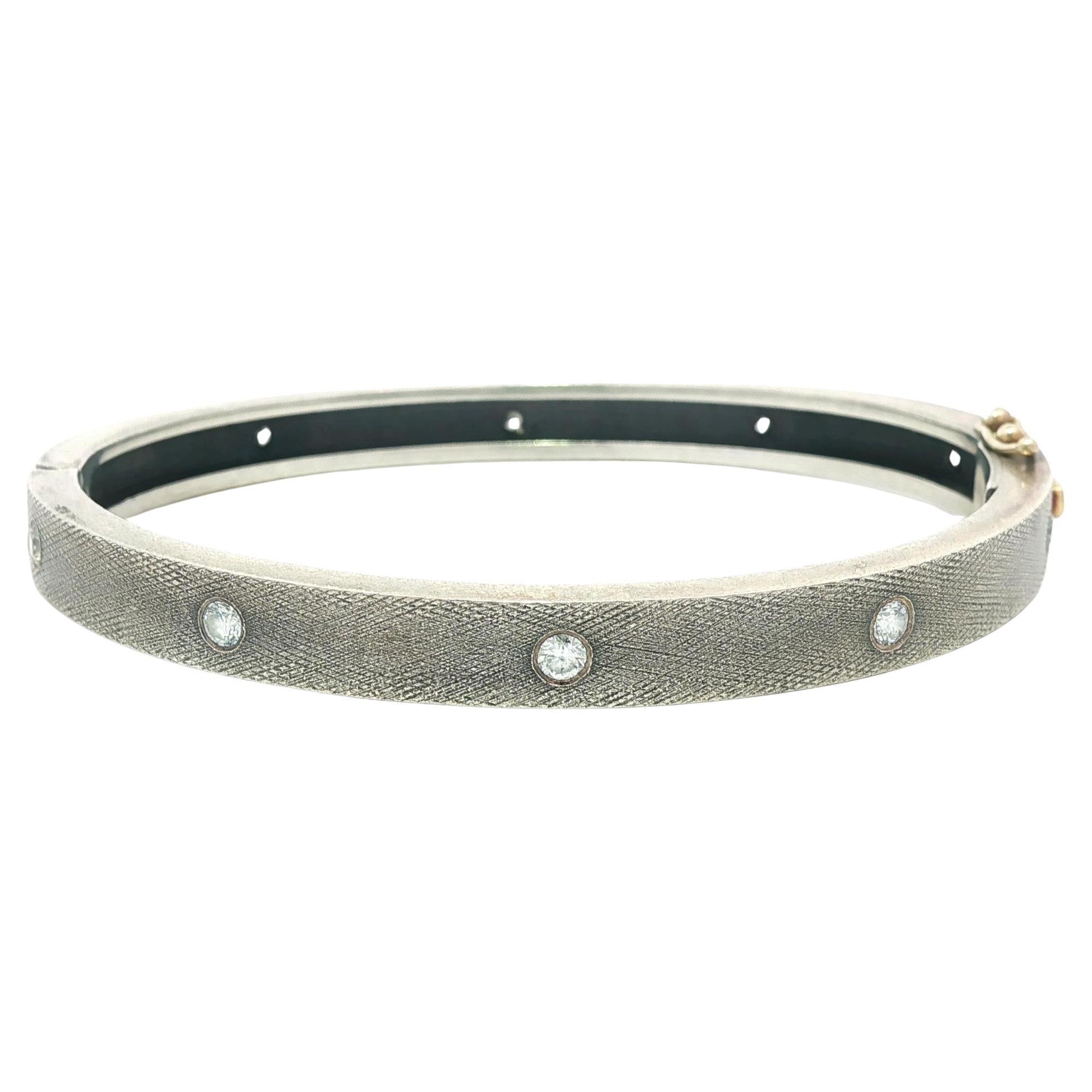 Bracciale a cerniera Florentine in argento e oro brunito con diamanti di Rene Escobar