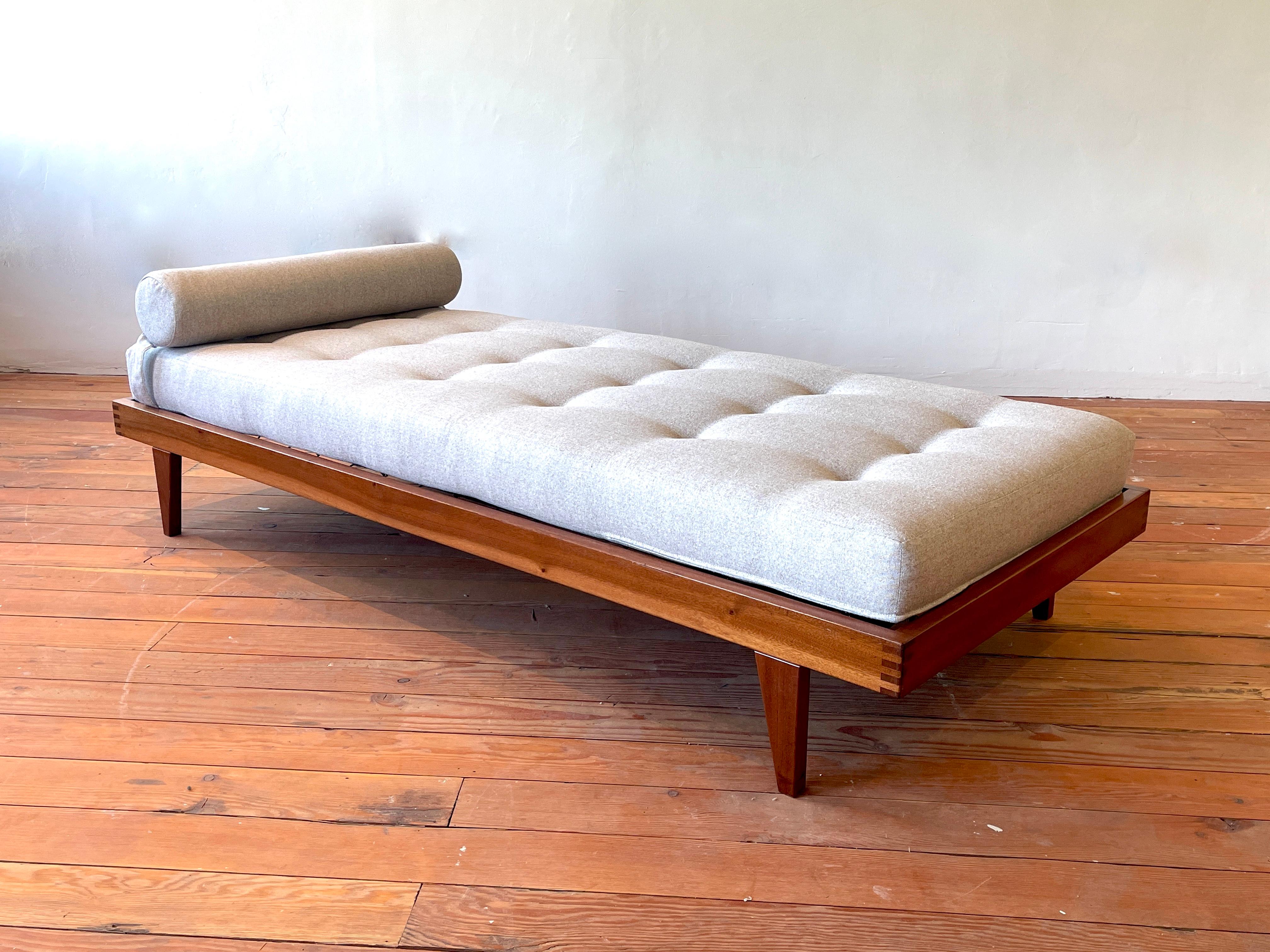 1950's French daybed with sleep wood frame / angular legs
Rene Gabriel - newly upholstered in textured beige linen.