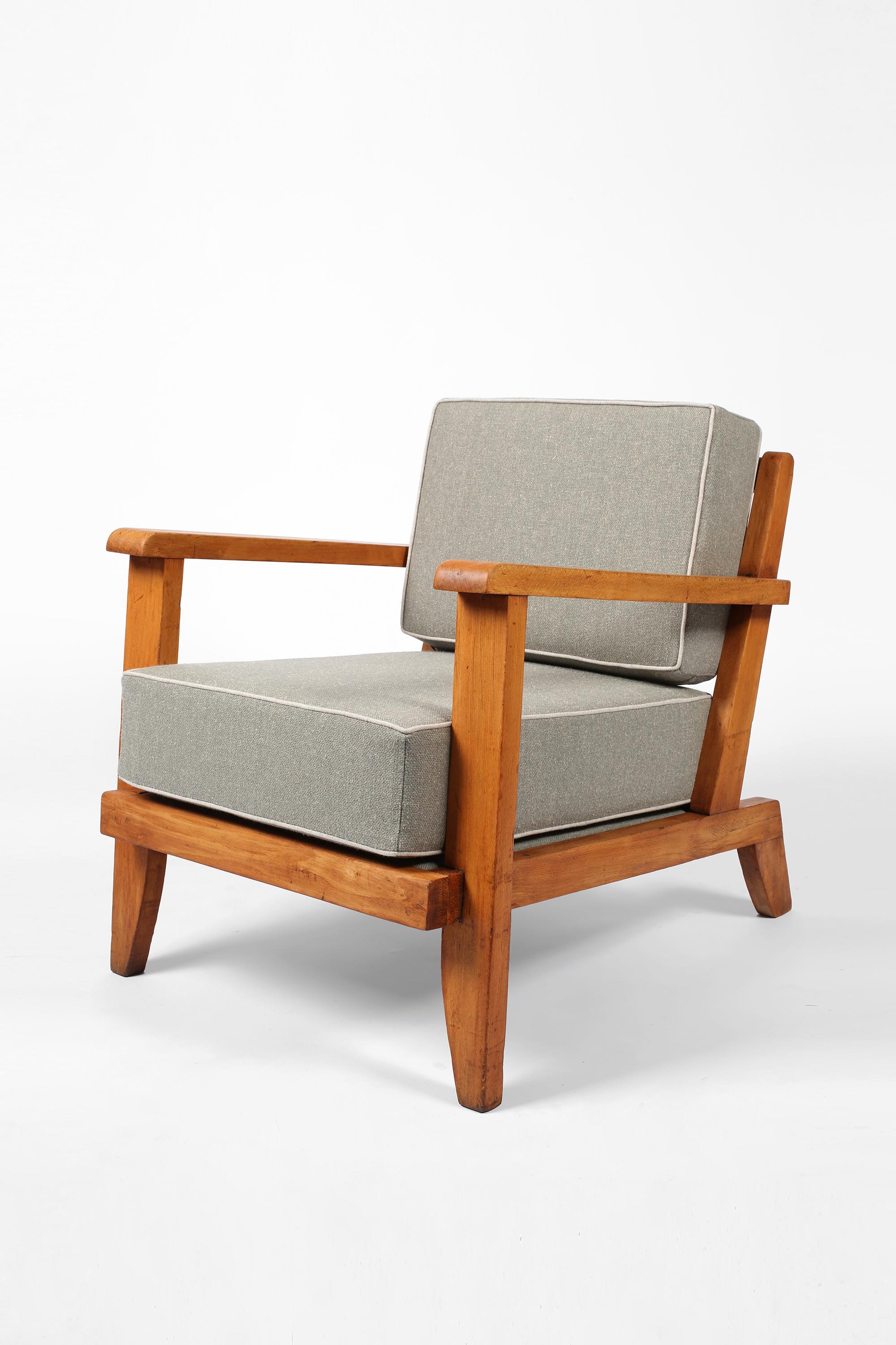 Ein ikonischer Sessel mit Buchenholzrahmen von René Gabriel (1890-1950). Der gedrehte Sockel mit neuen Sitz- und Rückenkissen, bezogen mit 'Hemp' von Camira - einem grauen, grün gefärbten Webstoff mit Kontrastpaspel. Der Rahmen wurde liebevoll