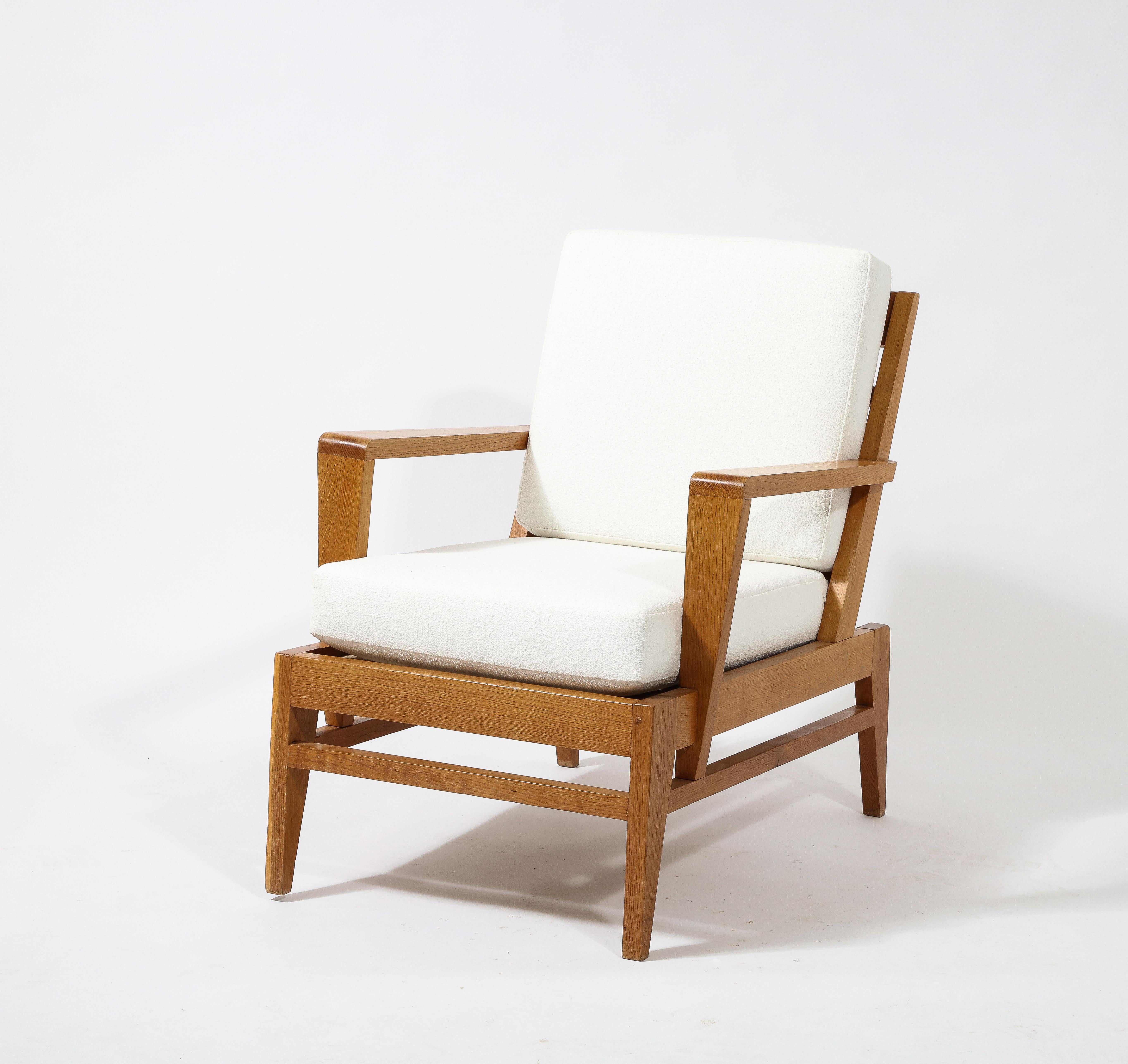 Paire de fauteuils à dossier échelonné de René Gabriel datant de l'époque de la reconstruction ; ces fauteuils illustrent la créativité de l'après-guerre appliquée au besoin de nouveaux meubles. Patine d'origine et sellerie neuve.