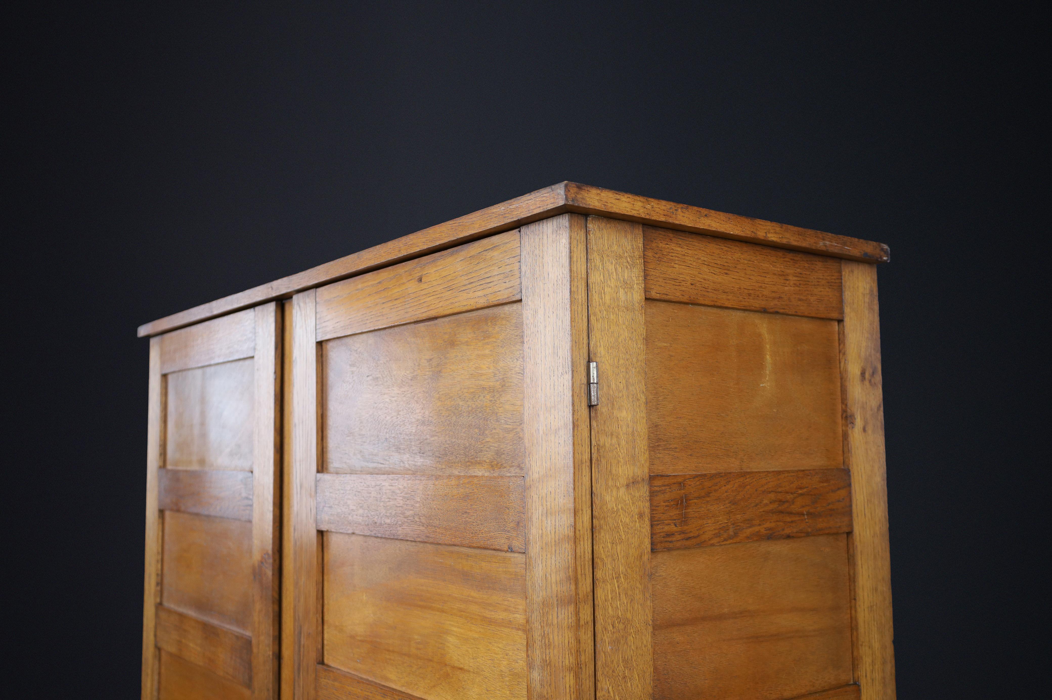 XX secolo Armoire in Oak Oak di René Gabriel modello S154 per 