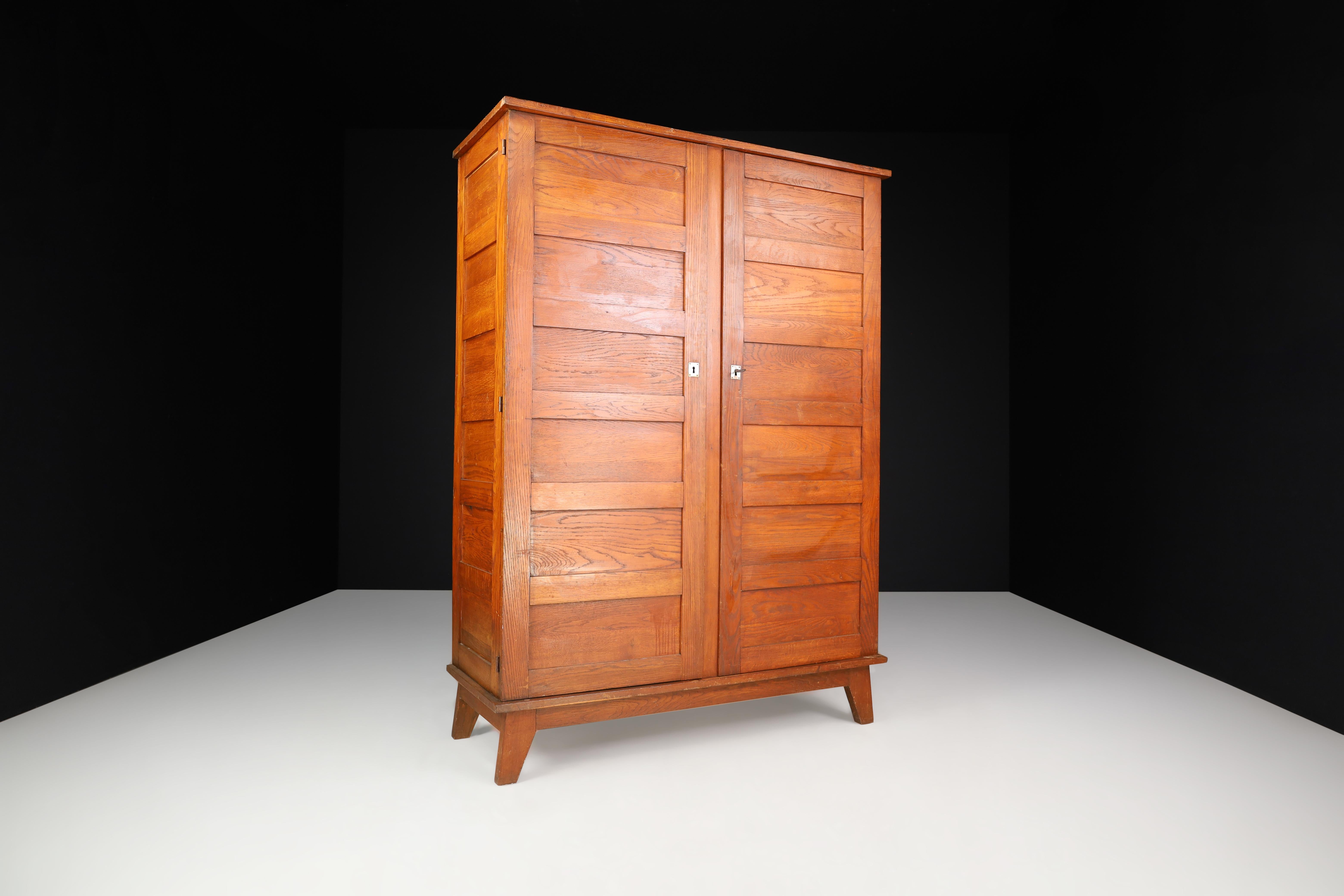 René Gabriel Patinated Oak Armoire France, 1940 In Good Condition For Sale In Almelo, NL