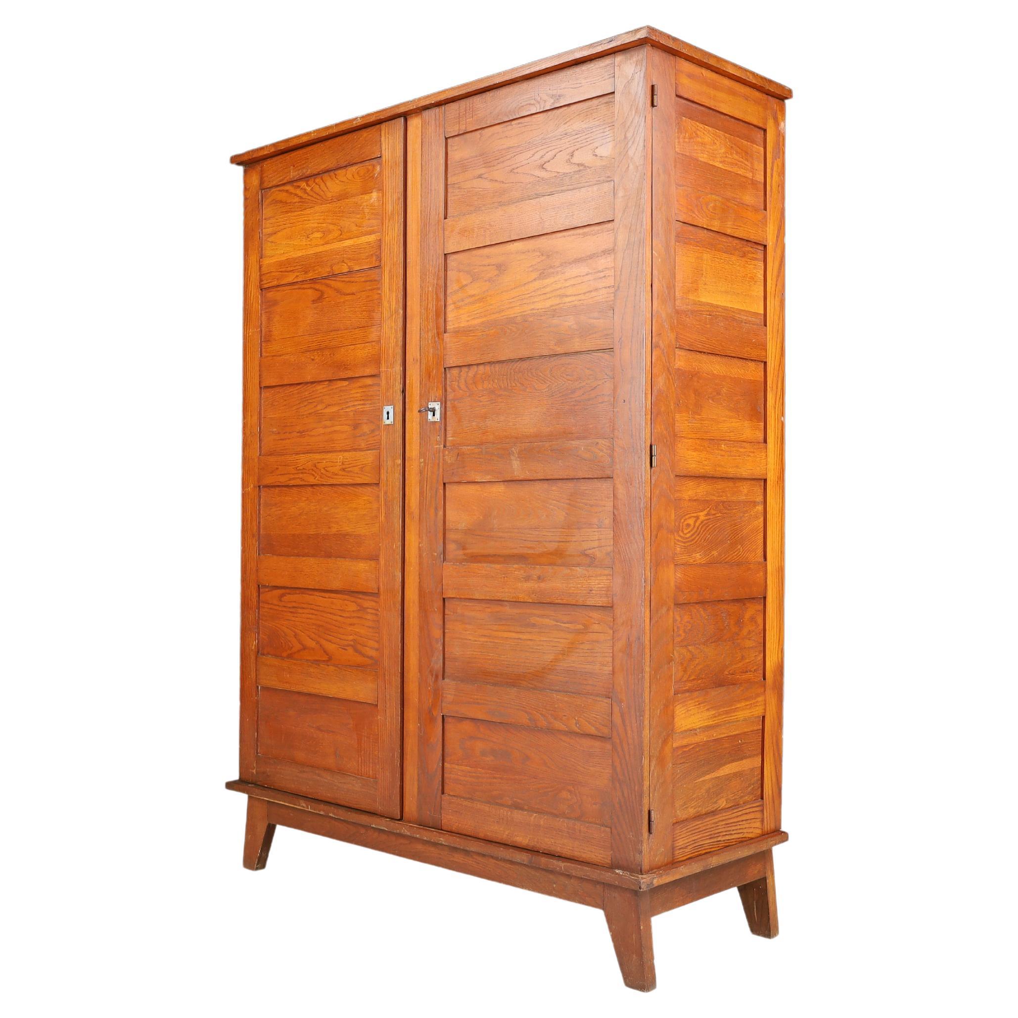 Armoire en chêne patiné René Gabriel France 1940   en vente