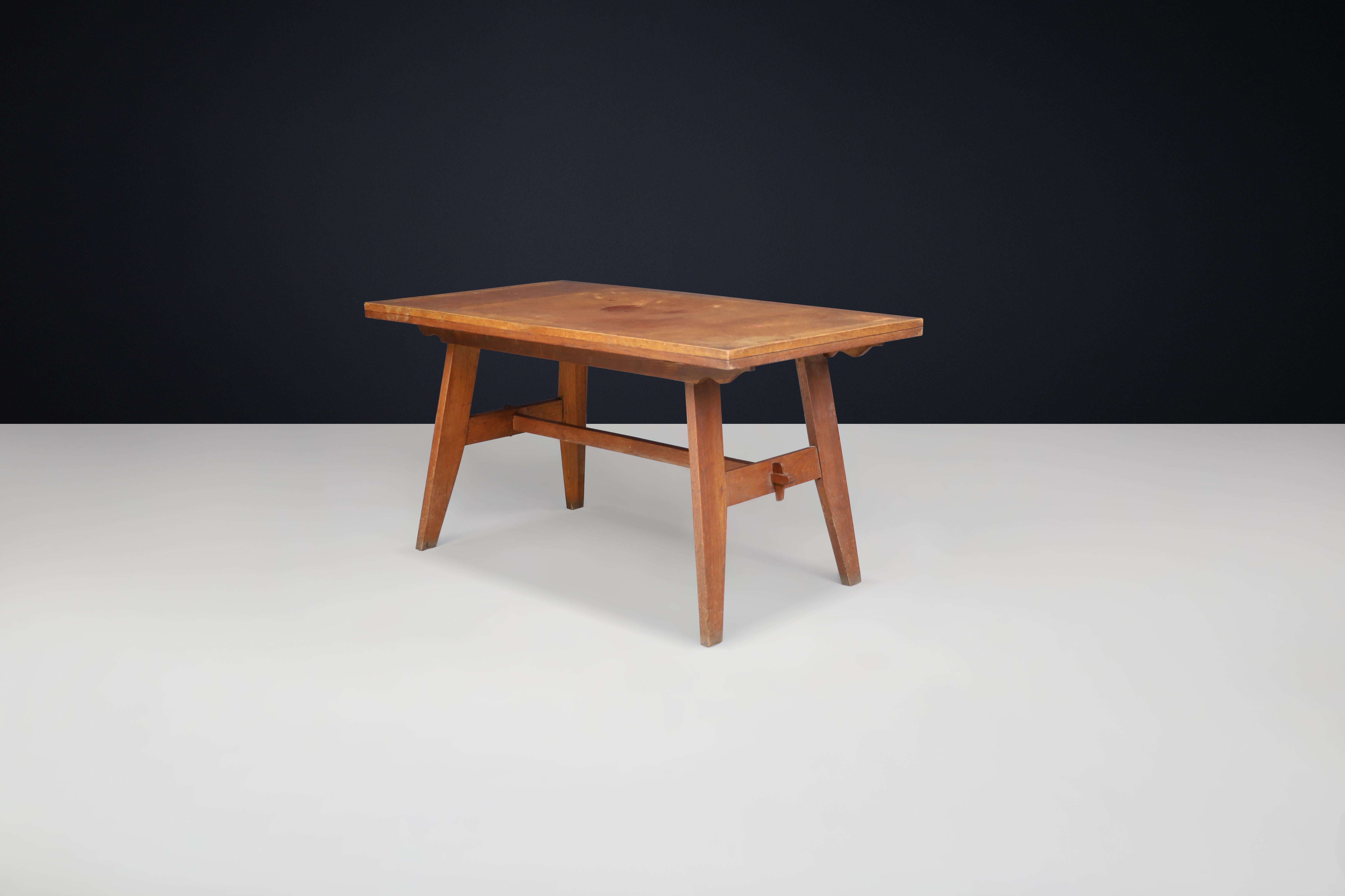 Table de reconstitution en Oak patiné, René Gabriel, France 1945. 

L'ambiance à l'Atelier est toujours vibrante à l'arrivée d'un meuble de René Gabriel. Cette table en chêne, conçue par l'artiste d'après-guerre pour l'aide aux sinistrés, incarne la