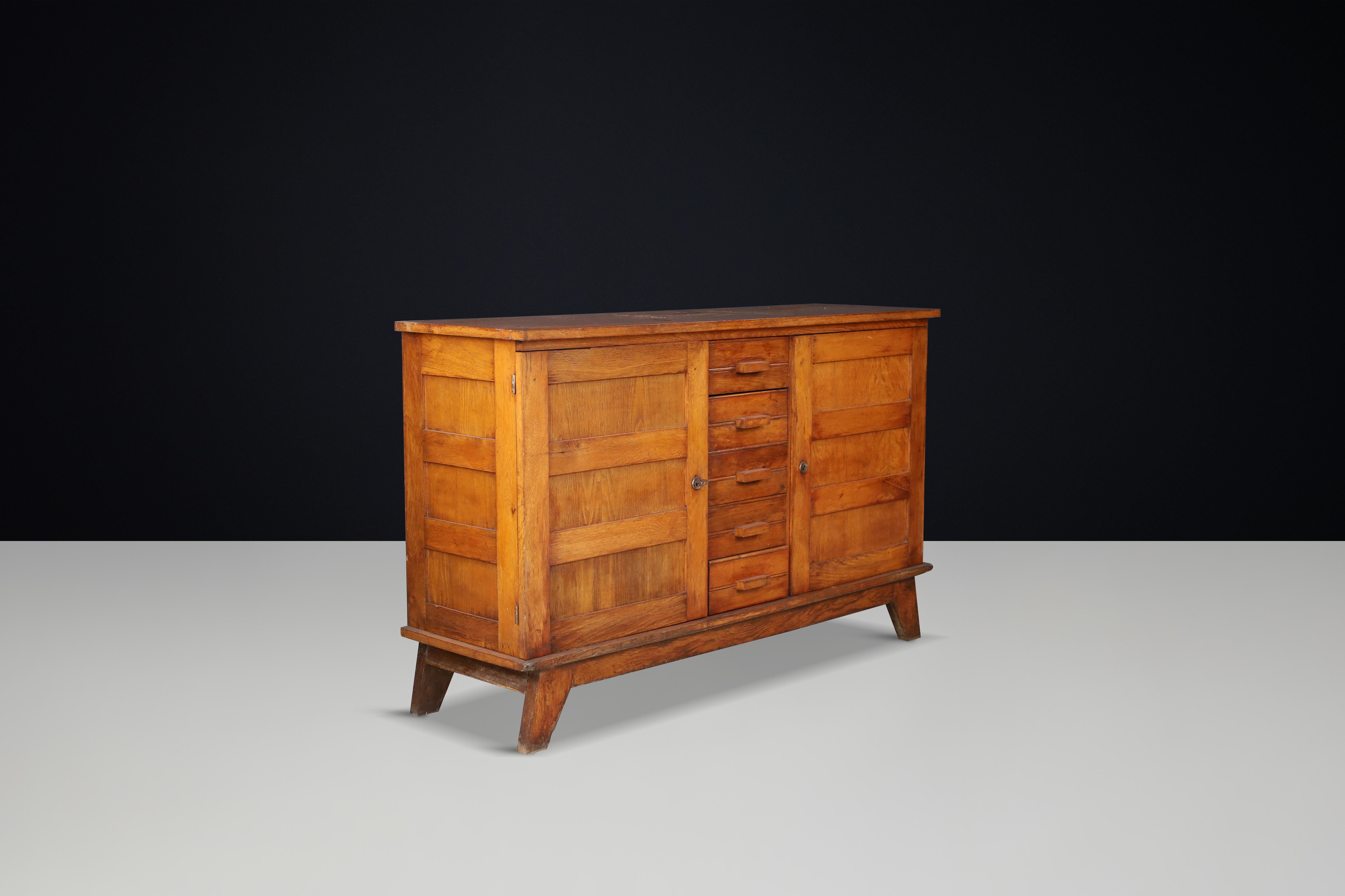 Aparador de roble patinado René Gabriel, Francia, años 40

Este aparador de mediados de siglo, fabricado en roble francés patinado, fue diseñado por René Gabriel en la década de 1940 en Francia. Formaba parte de una colección de muebles de