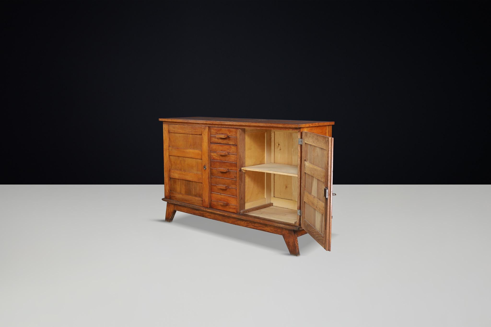 Aparador de roble patinado René Gabriel, Francia, años 40 Moderno de mediados de siglo en venta