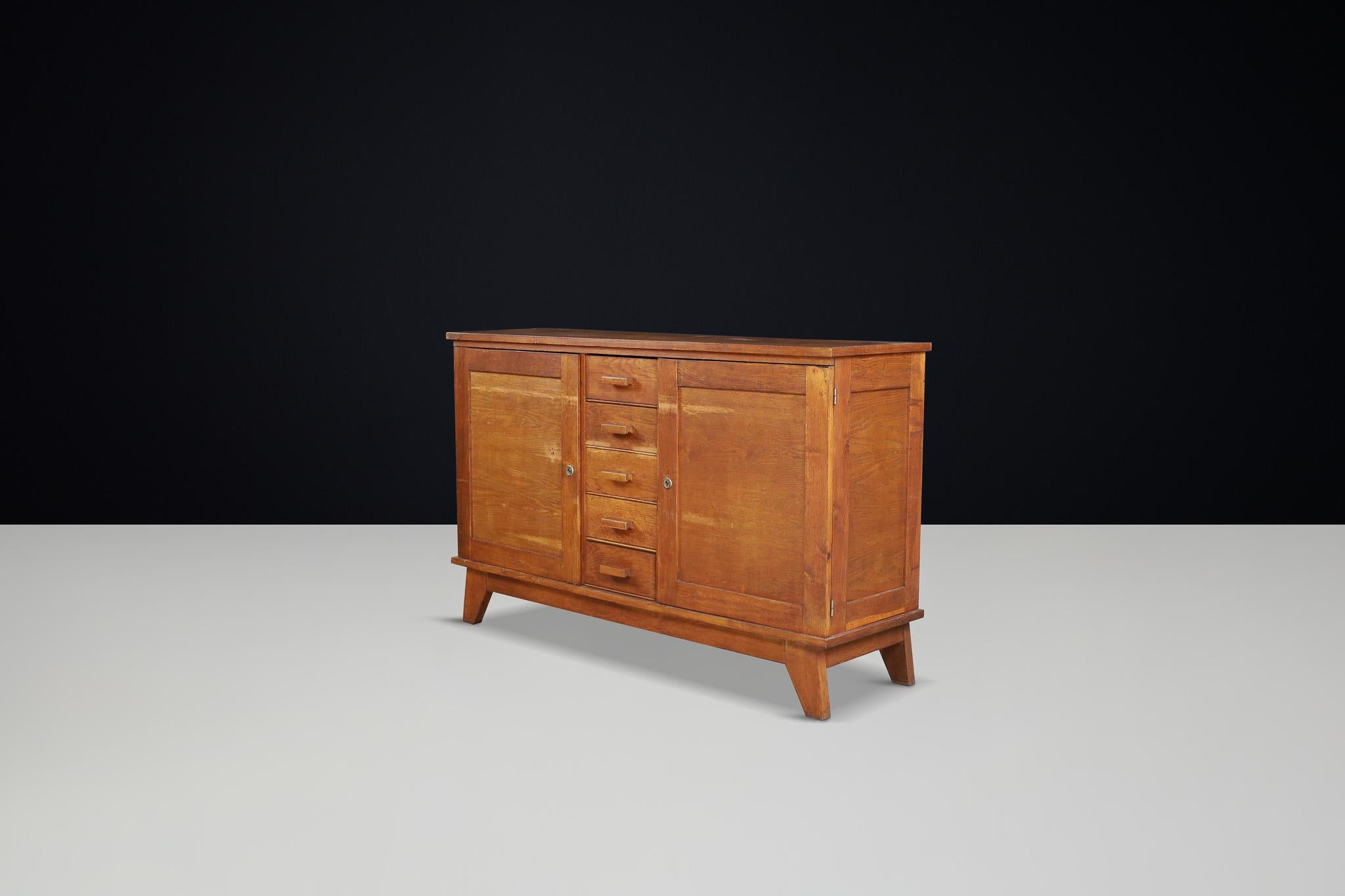 Buffet en chêne patiné René Gabriel, France, années 1940

Ce buffet du milieu du siècle, en chêne français patiné, a été conçu par René Gabriel dans les années 1940 en France. Il faisait partie d'une collection de mobilier d'urgence créée pour les