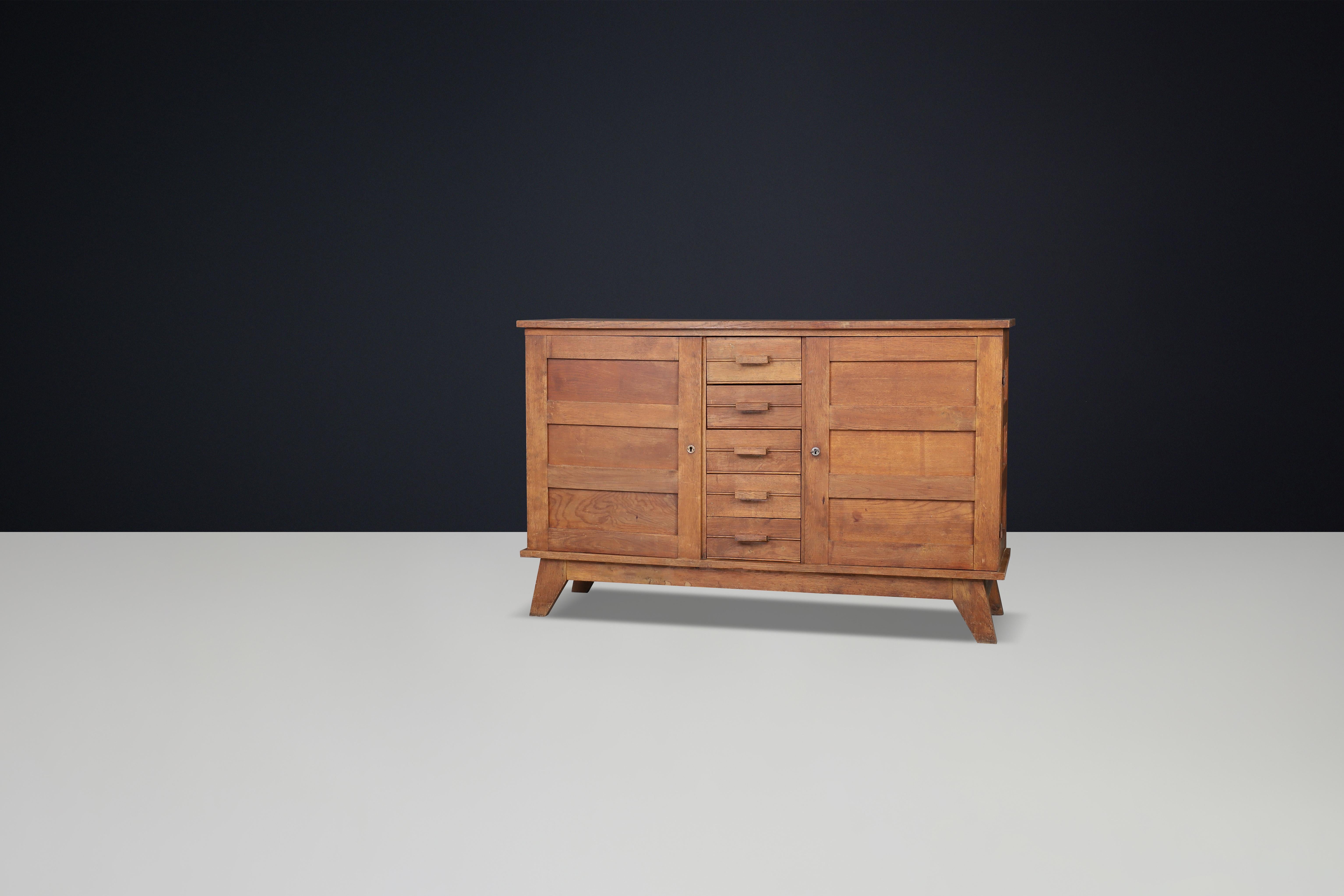 Mid-Century Modern Buffet en chêne patiné René Gabriel, France, années 1940 en vente